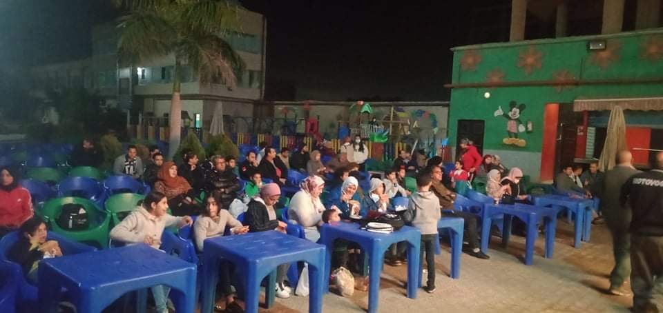 شهدت الأندية والمقاهي والكافيهات بمحافظة القليوبية إقبالا جماهيريا كبيرا من جماهير القليوبية لمتابعة مباراة المنتخب المصرى مع منتخب السنغال. وشهدت شوارع محافظة القليوبية انتشارا للإعلام المصرية تضامنا مع المنتخب المصرى الذى يخوض المباراة النهائية في تصفيات كاس الأمم الأفريقية في التاسعة من مساء اليوم مع المنتخب السنغالي . وشهدت شوارع المحافظة انتشارا لباعة الإعلام والصافرات احتفالا بالمباراة. فيما شهدت محافظة القليوبية حالة من الإستنفار بتوجيهات من اللواء عبدالحميد الهجان محافظ القليوبية ومديرية الشباب والرياضة بالمحافظة وعددا من الأندية والكافيهات والكافيتريات حيث من المنتظر ان تذاع المباراة على شاشات 87 مركز شباب بمختلف انحاء المحافظة وفقا لما اعلنه الدكتور محمود الصبروط وكيل وزارة الشباب والرياضة بالقليوبية والذى اكد على انه تم التأكيد على تطبيق الإجراءات الوقائية والالتزام بالاجراءات الاحترازية والتعقيم التباعد وارتداء الكمامه وذلك حرصا على سلامه وامن الجمهور المترددين على مراكز الشباب . واعلنت ادارة نادى ديلمون بنها تحت اشراف الدكتور محمود فتح الباب انه سيتم اذاعة المباراة على شاشة كبيرة اشبه بشاشة السينما حتى يتعايش الجمهور مع اجواء المباراة متمنيا الفوز لمنتخب مصر فى تلك المباراة الهامة وحصولة على كأس افريقيا الثامنة . مؤكدا ان الشعب المصرى يقف خلف المنتخب المصرى ويؤازره ويدعمه بكل الحب والوطنية ويثق فى قدرات اللاعبين وسعيهم لتحقيق الفوز. وجه الكابتن وحيد خلوى رئيس منطقة القليوبية لكرة القدم التحية للمنتخب الوطني المصرى ولاعبيه الكبار الذين اسعدوا الشعب المصرى والعربي خلال مراحل البطولة المختلفة ونحن على ثقة انهم سيزرعون البسمة والفرحة اليوم فى تلك المباراة الكبيرة وحصول المنتخب على كأس الأمم الأفريقية . وأكد خلوى على مؤازرة المنتخب الوطني المصرى في مباراته النهائية لبطولة كأس الأمم الأفريقية وطالب خلوى لاعبي المنتخب بالاستمرار في تالقهم وتحقيق الفوز والحصول على كأس إفريقيا مؤكدا أن الفريق الوطني يمتلك افضل لاعبين يمتلكون الإمكانيات والقدرات التى تؤهلهم للفوز في مقدمتهم اللاعب الدولى محمد صلاح . من جانبه وجه الدكتور محمود الصبروط وكيل وزارة الشباب والرياضة التحية والتقدير للمنتخب المصرى واكد أن جموع الشعب المصري تقف خلف المنتخب المصرى من أجل تحقيق الفوز والحصول على كأس الأمم الأفريقية . وقال الصبروط أن الفريق المصرى سيحقق حلم ١٠٠ مليون مصرى وملايين العرب في الفوز بالبطولة والتعبير عن الكرة المصرية بما يليق بها والحضارة مصر وعراقة شعبها . من جانبه أكد الكابتن مصبح الكحيلى رئيس مجلس إدارة نادي بنها الرياضى أن منتخب مصر ظهر بصورة عالمية أذهلت العالم وخاصة في ظل الأداء المتميز وخوض مباريات على مدار ١٢٠ دقيقة طوال ٣ مباريات وهذا لم يحدث من قبل . مشيدا باللاعب العالمى محمد صلاح الذى قاد المنتخب للفوز في مراحل البطولة حتى الوصول للمباراة النهائية مساء اليوم. واشاد بالمدير الفنى للمنتخب المصرى كارلوس كيروش خلال ادارته لمباريات المنتخب الوطني وحقق كل ما عليه . أما الكابتن محمد السكران بمنطقة القليوبية لكرة القدم فأشاد بالروح التى يمتلكها لاعبي المنتخب المصرى وأكد أن الفريق الوطني المصرى يلعب بروح قتالية وبهدوء وتنظيم لصفوفة وبخطة منظمة تتناسب مع كل المباراة من اجل تحقيق الفوز الغالى بكأس افريقيا . مشيدا باللاعبين وبحراس المرمى وجهودهم العظيمة على المستطيل الأخضر.