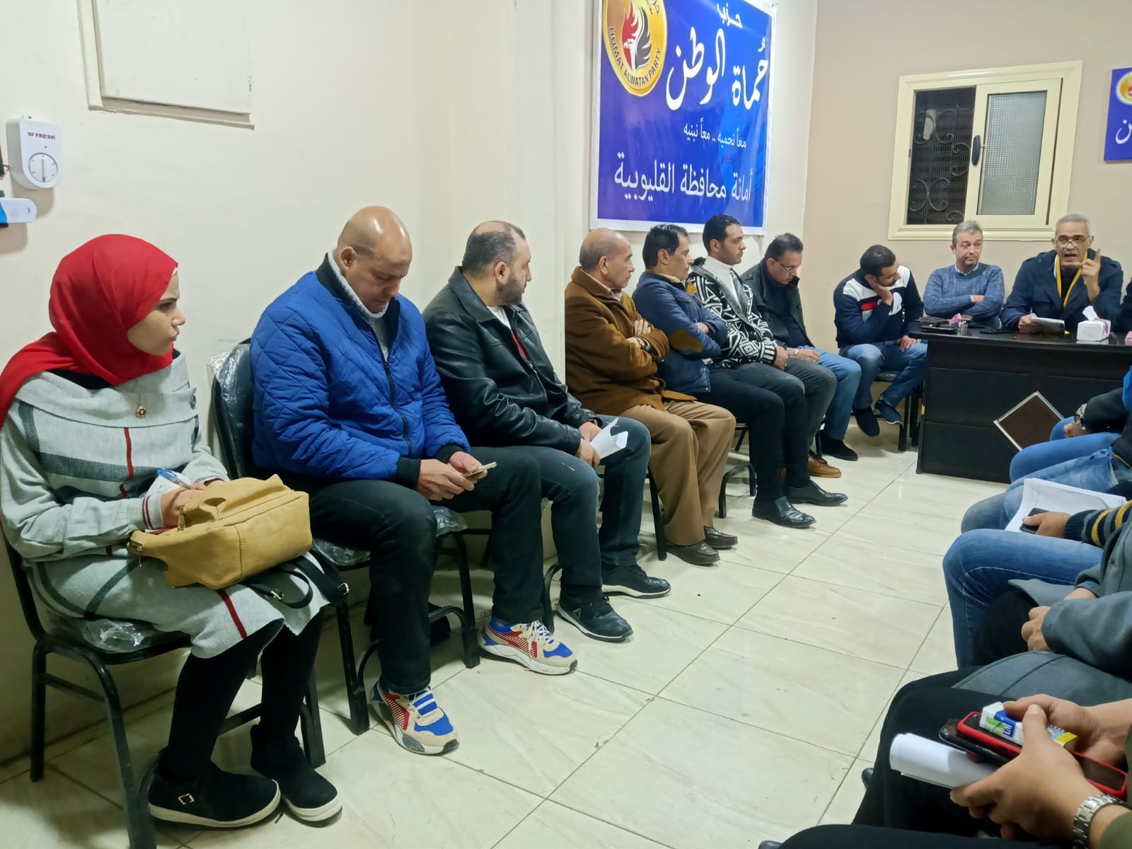 «حماة الوطن» ينظم ندوة بعنوان "تاريخ محافظة القليوبية" ويستعرض أعلام ورجالات المحافظة كتبت: الهام السيد أقام حزب حماة الوطن بالقليوبية، ندوة ثقافية في مقر الحزب بمدينة بنها مساء أمس، تحت عنوان "تاريخ محافظة القليوبية"، وأعلام ورجالات المحافظة على مر العصور، وذلك في إطار الدور التوعوي والثقافي ضمن مجهودات الحزب. ونظمت أمانة العمل الجماهيري بقيادة دكتور مصطفى رزق بالتعاون مع أمانة التظيم، ندوة ثقافية جاء هذا ايمانا بدور حزب حماة الوطن فى بناء الانسان وزيادة الوعي الثقافي لكوادره واعضاؤه بعنوان "تاريخ محافظة القليوبية، وأعلام ورجالات المحافظه على مر العصور"، حاضر فيها الكاتب والمؤرخ فؤاد مرسى. ويأتي هذا تحت رعاية الفريق جلال هريدي رئيس حزب حماة الوطن، وتوجيهات اللواء طارق نصير أمين عام الحزب، والدكتور احمد العطيفي امين التنظيم المركزي، وبإشراف الدكتور أحمد يوسف أمين محافظة القليوبية، ومتابعة اللواء عبد العليم بركة امين التنظيم بالحزب. في بداية الندوة أَطرَى الدكتور فؤاد مرسي بكلمات بَهِيّة عن مدينة بنها وعن تاريخيها منذ الحكم الفرعوني مرورا بالحضارة الرومانية، حتى تولى «عباس الأول»،الحكم في عام 1849 وبنى له قصرا على النيل في بنها غريبي تل أتريب الأثري، مشيراً ان هذه المدينة تحت كل شبر أثر وتاريخ ومر عليها عظماء تنفسوا هوائها، وتباهي بانه من مدينة بنها أسوة بلورد أتريب "أمنحتب ابن حابو" بأنه ولد في بنها . واسترسل الدكتور فؤاد حديثه عن تاريخ بنها في عهد "أمنحتب بن حابو" وقال أنه ولد في آواخر عهد الملك تحتمس الثالث في بلدة اتريب (بنها حاليا) لأبوين من عامة الشعب هما حبو ووالدته إتو، متابعاً حديثة عن مدينة أتريب والتي كان لها في الماضي البعيد والقريب شأن عالي حيث أنها كانت مدينة لا تقل أهميتها عن مدينة طيبة في عصر الفراعنة ولا الإسكندرية في عصر البطالمة والرومان ثم مع مرور الزمن اندفن تحت ترابها تاريخها. وقال دكتور فؤاد مرسي ان مدينة بنها عرفت باسماء عديدة كما يطلق في كتب التاريخ بمنية بنها وكفر بنها وبنها العسل والمقوقس ويعود الاسم لرواية المقوقس مع النبي صلى الله عليه وسلم حينما ارسل هدايا له وكان من ضمنها جرتين من العسل وقال النبي الهدية وقال (اللهم بارك في بنها وفي عسلها) ومن هنا أطلق عليها لقب بنها العسل، واسماء عديدة ومرت بنها بتحولات سياسية حولت بنها للصدارة واتريب تابعها لها. وتحدث الدكتور فؤاد عن مجاري النيل في بنها كان له سبع مجاري وليس كما هو الان مجرايان فقط، واستعرض خريطة بنها القديمة للحضور ليتعارفوا علي تاريخ مدينتهم وعراقتها. وتابع ان مدينة بنها من المدن ألتي شبهها كثيرا من العرب حينا دخلوها بـ "يثرب" وكثيرا من الباحثين اطلقوا اسم "يثرب" علي مدينة بنها، وتحدث عن شريان مروري مهم جدا، لأبناء المدينة والمترددين عليها وهو شارع "فريد ندا" ويعد الشارع الرئيسي لعاصمة القليوبية، الذي يشهد حفاوة من التاريخ منذو كان في العصر الروماني محفوفا بالاقواس الرومانية ومرورا بتسميته شارع فؤاد الاول الي ان اطلق عليه شارع الشهيد فريد ندا، مختتماً بمعالم بنها وأسماء رجال العلم والدين وصانعوا التاريخ بيها من علماء ومحاربون ومناضلون وكتاب وشعراء حتى قراء القرآن الكريم وكيف كانت القليوبية ولادة رجال سطرت بأسمائهم كتب التاريخ أمثال؛ الليث بن سعد، أبو العباس القلقشندى، نبوية موسى، وعاطف صدقي، ونوال السعداوي، القارئ منصور بدار، وفي نفس السياق قال اللواء عبد العليم بركة ان تشكيل المجتمع يأتي من خلال الدور التوعوي والتثقيفي، لذا فإن حزب حماة الوطن يرى ان الثقافة عاملاً أساسياً وحيوياً لبناء وتنمية المجتمع، والندوة جاءت بعنوان تاريخ محافظة القليوبية لترسيخ الانتماء لدى أبناء المحافظة ومعرفتهم بتاريخ مدينتهم العريق وابراز أسماء نماذج مشرفة كانت شاركت في صنع التاريخ قديما لنساعد على خلق نماذج جديدة مشرفة أسوة بما سبقوهم. وقال الدكتور مصطفى رزق أمين التواصل الجماهيري ان الندوة جاءت ايمانا بدور الحزب التنويرى ودوره فى بناء الانسان وزيادة الوعي الثقافي لكوادر واعضاء، موضحا أن علي المرء أن يدري ماهو تاريخه لترسيخ قيم المواطنة الحقيقية بداخله ليشعر بالانتماء لوطنه حتى يشعر بالأمان. وحضر الاجتماع اللواء عبد العليم بركة أمين التنظيم، والدكتور مصطفى رزق أمين التواصل الاجتماعي، ووائل منير أمين العضوية، وناير نبيل أمين بندر بنها، ودكتور يسري سلامة أمين مركز بنها، ومحمد الطناني امين شبين القناطر، مجدي ابو الخير أمين مساعد الثقافة والفنون للمحافظة، وعدد من قيادات وأمانات المحافظة.