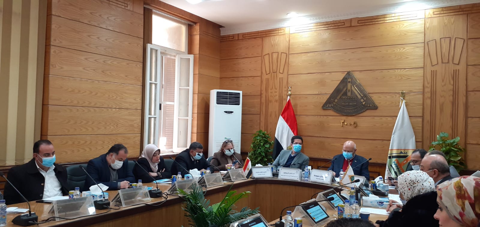ترأس الدكتور جمال سوسه رئيس جامعة بنها اجتماع مراجعة الادارة السنوي لنظام الجودة ايزو ٩٠٠١_٢٠١٥. جاء ذلك بحضور الدكتور ناصر الجيزاوي نائب رئيس الجامعة لشؤون الدراسات العليا والبحوث والدكتور تامر سمير نائب رئيس الجامعة لشؤون التعليم والطلاب والدكتور عبد القادر عبد الكريم منسق عام الجودة بالجامعة والأستاذة شيرين شوقي أمين عام الجامعة والأمناء المساعدين ومديري عموم الإدارات. وقال الدكتور جمال سوسه أن الجامعة حريصة علي تذليل كافة العقبات من أجل تحسين النظام الإداري بالجامعة وتحقيق الجودة من خلال التحول نحو جامعة ذكية. واشار سوسه الي أهمية وضع خطة تدريبية لرفع كفاءة القيادات والعاملين الإدارية بحيث تكون خطة واقعية تساهم في تحقيق أعلى معدلات الجودة الإدارية داخل الجامعة. من جانبه أضاف الدكتور عبد القادر عبد الكريم ان اجتماع مراجعة الادارة يجري سنويا ويتم من أجل ضمان كفاية وملائمة نظام الجودة داخل إدارات الجامعة ومدى التأكد من فعالية نظام الجودة ومن مردودها وقياس مدى رضا العملاء المترددين على الجامعة. وأوضح منسق عام الجودة الادارية بالجامعة أن الاجتماع شمل ١٧ ادارة عامة بالجامعة وتم مناقشة فرص التحسين للجودة داخل هذه الإدارات.