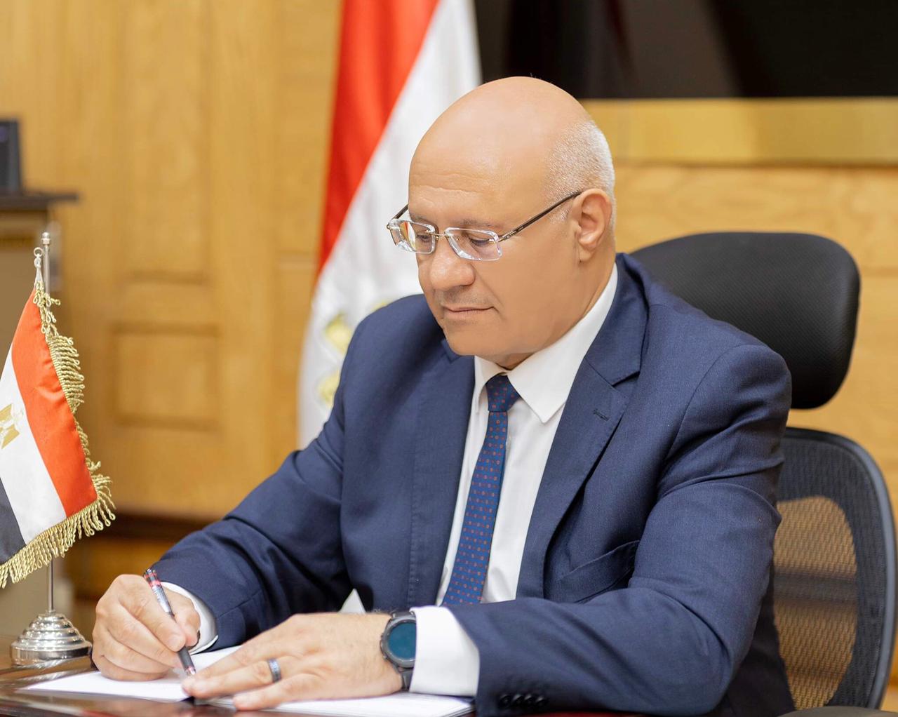 تعيين رؤساء أقسام جدد بكليات جامعة بنها أصدر الدكتور جمال سوسه رئيس جامعة بنها قرارات بتعيين رؤساء أقسام جدد بكليات الجامعة. وشملت القرارات تعيين الدكتور السيد أنور الملقي الأستاذ بقسم المنتجات المعدنية والحلي بكلية الفنون التطبيقية وكيلا للكلية لشئون خدمة المجتمع وتنمية البيئة ، وتعيين الدكتور أحمد مصطفي عبد الحميد الأستاذ بقسم طب ورعاية الحالات الحرجة بكلية الطب البشري رئيسا لمجلس قسم طب ورعاية الحالات الحرجة بالكلية. كما تضمنت القرارات إشراف الدكتور حسني أحمد عبد الرحمن الأستاذ المتفرغ بقسم الصحة العامة بكلية التربية الرياضية علي قسم الطب الرياضي بالكلية ، وتكليف الدكتور هاني محمد زكريا الأستاذ بقسم العلوم التربوية والنفسية والاجتماعية بكلية التربية الرياضية مشرفا على ملاعب جامعة بنها.