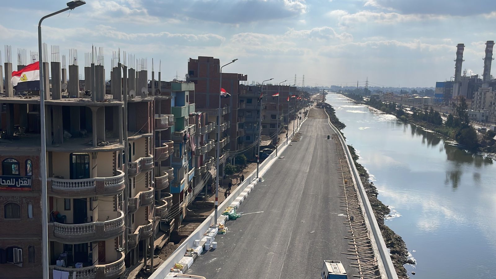 اجتمعت امانة بندر بنها بمقر حزب حماة الوطن بالقليوبية أمس، عقب زيارة أعضاء أمانة الشباب بقيادة الدكتور احمد نجيب لبعض المشاريع القومية بالمحافظة ضمن مبادرات التثقيف والتوعية لدى اعضاء الحزب. رأس الاجتماع ناير نبيل امين بندر بنها، بحضور أمناء واعضاء الامانة، لمناقشة خطة عمل المرحلة، وماتم تنفيذه خلال الايام السابقة. ويأتي هذا تحت رعاية الفريق جلال هريدي رئيس حزب حماة الوطن، وتوجيهات اللواء طارق نصير أمين عام الحزب، والدكتور احمد العطيفي امين التنظيم المركزي، وبإشراف الدكتور أحمد يوسف أمين محافظة القليوبية، ومتابعة اللواء عبد العليم بركة امين التنظيم بالحزب. وناقش الاجتماع عدد من اهتمامات المرحلة ضمن خطة امانة بندر بنها، حيث متابعة تنفيذ مشروع مشغل الأمل التي تقوم علي اعداه وتنفيذه نجلاء خضر أمينة المرأة، موكدة ان المشروع في مرحلة ماقبل الافتتاح، ويجري الانتهاء منه بشكل كامل خلال ايام قليلة. واوضحت نجلاء خضر ان الوحدة الحزبية بمنطقة الشدية المكلفة بها سيتم افتتاحها قريبا موضحة انه تم تجهيزها بشكل كامل وسيتم الاعلان عنها مع افتتاح مشغل الامل خلال هذه الايام. وفي نفس السياق قال كابتن أسامة رشيد، امين الرياضة انه يعد دورة تمهيدية قبل الدورة الرمضانية المقترحة سابقاً، وجاري وضع خطة كاملة وسيتم عرضها بشكل رسمي علي أمانة القليوبية لتنفيذها بشكل جديد ومنسق. ورتبت أمانة بند بنها، زيارة قريبة لـ الأنبا ماكسيموس لتوطيت العلاقات الاخوية بين الكنيسة والحزب وللتأكيد على أهمية المواطنة وارساء علاقات سليمة لمستقبل أفضل. وكانت شاركت أمانة بندر بنها في فعالية اعرف مشروعات بلدك بقيادة الدكتور احمد نجيب امين الشباب بمحافظة القليوبية، وبحضور اللواء عبد العليم بركة امين التنظيم. وقام الشباب بزيارة بعض المشروعات القومية بدائرة المحافظة، ضمن الخطة التي وضعها رئيس الجمهورية عبد الفتاح السيسي لتطوير مصر من اجل حياة كريمة. وفي هذا الصدد قال اللواء عبد العليم بركة: انها كانت زيارة مفيدة ليلمس الشباب عن قرب المشروعات القومية التي تقوم بها بالدولة، متابعاً ان مثل هذه الزيارات تعمق ثقة الشباب بمشروعات الدولة وانها حقيقة علي ارض الواقع تحقق اهداف ملحة للشعب وللشباب، مؤكدا فليس من رئى كمن سمع.