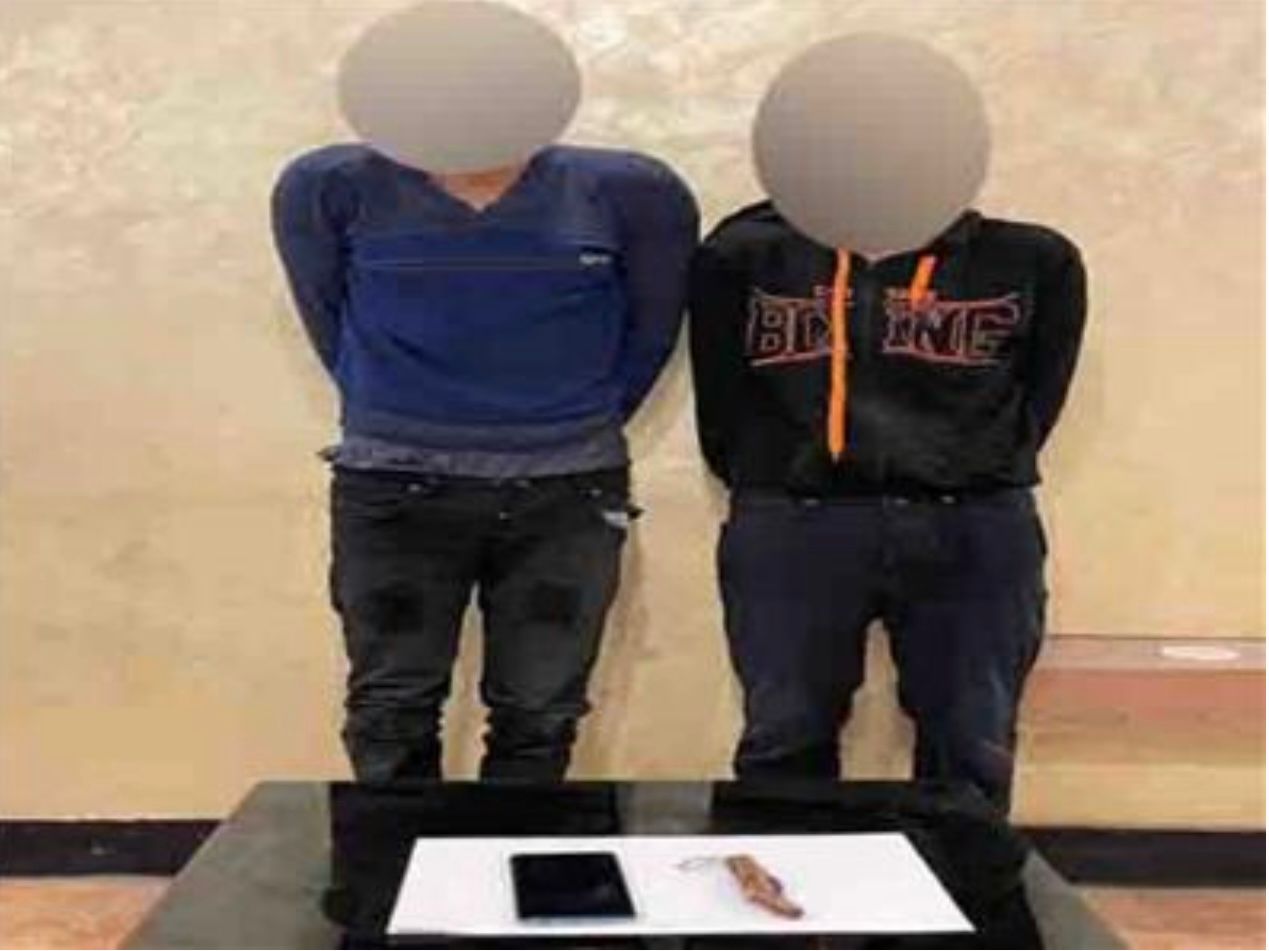 متابعة: محمد جمال عيسى تمكنت مباحث القليوبية من كشف غموض جثة مواطن عُثر عليها اسفل كوبري الطريق الإقليمي بقرية كفر سعد. كان تلقي اللواء غالب مصطفي مدير أمن القليوبية اخطارا من العميد حازم عفت مأمور مركز بنها يفيد ورود بلاغ بقتل مواطن. ظنوا الجناة ان امرهم قد انتهي ولن يكشف سرهم يوما الا ان الرياح جائت بما لا تشتهي السفن توصلت تحريات ضباط مباحث مركز بنها في كشف خيوط جريمة قتل مواطن علي طريق كفر سعد اسفل كوبري الاقليمي بدائره مركز بنها. وتبين لرجال مباحث مركز بنها ان منفذي الواقعه ٢ متهمين وهم حماده محمود وشهرته خيشه و خالد محمود من كفر سعد بغرض السرقة. وقام ضباط مباحث مركز بنها  بفحص البلاغ وتم القبض علي المتهمين كما تم عرضهم علي النيابة العامة منذ قليل، حيث أمرت بحبس المتهمين ٤ ايام علي ذمة التحقيق.