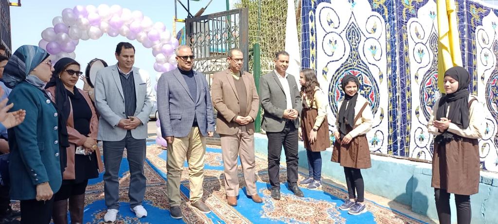 نتطلقت فعاليات اليوم الأول لمبادرة "حصة في مركز، بمركز شباب شبلنجة بمدينة بنها، اليوم، تحت رعاية الرئيس عبد الفتاح السيسى، رئيس الجمهورية، والدكتور طارق شوقي وزير التربية والتعليم والتعليم الفني، والدكتور أشرف صبحي وزير الشباب والرياضة، واللواء عبدالحميد الهجان محافظ القليوبية. وحضر المبادرة الدكتور ياسر محمود وكيل وزارة التربية والتعليم بالقليوبية الدكتور محمود الصبروط وكيل وزارة الشباب والرياضة بالقليوبية، ورافقهم محمد حسن جاد مدير عام إدارة العلاقات العامة والإعلام بالقليوبية، وحنان الشحات موجه عام التربية الرياضية. وعدد من القيادات التعليمية بالقليوبية وقيادات مديرية الشباب والرياضة. وأكد الدكتور ياسر محمود وكيل الوزارة، على مشاركة جميع مدارس المحافظة ومراكز الشباب في المبادرة، مشيرًا إلى أن المبادرة تحت شعار «حصة في مركز شباب "، لافتًا إلى أنه يتم ممارسة جميع أنواع الرياضة داخل المراكز والملاعب، من منطلق «الرياضة أسلوب حياة». وقال الدكتور ياسر محمود أنه هناك تعاون مشترك بين مديرية التربية والتعليم بالقليوبية ومديرية الشباب والرياضة بالقليوبية، وانه سيتم تنفيذ المبادرة بواقع ١٠٠ مركز شباب و١٠٠ مدرسة بإجمالي خمسة وستون ألف طالب خلال الفصل الدراسي الثاني بواقع يومين أسبوعيا،ويتم تنفيذ الأنشطة الرياضية والفنية والثقافية وذلك بعد الساعة الثانية عشرة ظهرا حتى لا تؤثر على العملية التعليمية ويتم تنفيذ الأنشطة من خلال مشرفي وأخصائي ومدربي مراكز الشباب بالمدرسة. ومن الجدير بالذكر أنه تم عروض لرياض الأطفال خلال الاحتفالية وعرض لفريق الكشافة بالقليوبية والتعرف على جميع الأنشطة التربوية المتنوعة. وقال الدكتور ياسر محمود ، «حرصنا على تطبيق الإجراءات الاحترازية للوقاية من وباء كورونا وذلك من خلال تقسيم الطلاب لمجموعات صغيرة وفى مكان مفتوح مع ارتداء الكمامات للحاضرين والتعقيم المستمر». كما تهدف المبادرة إلى اكتشاف المواهب والعمل على توجيهها بشكل مناسب لصقل وتنمية المهارات وتشجيع الطلاب على ممارسة الرياضة بشكل منتظم وتحقيق الشراكة المجتمعية بين مؤسسات الدولة، وإقامة علاقات وصداقات قوية وحقيقية بين الشباب، وتنمية قدراتهم ورفع الوعى الثقافى والحضارى لديهم، بالإضافة إلى اشتراك الطلاب معا فى تنفيذ مبادرات عملية تعود بالنفع على مجتمعاتهم المحلية، بهدف الوصول إلى درجة من التكامل وجودة العمل عن طريق التواصل الفعال بين مؤسسات المجتمع.