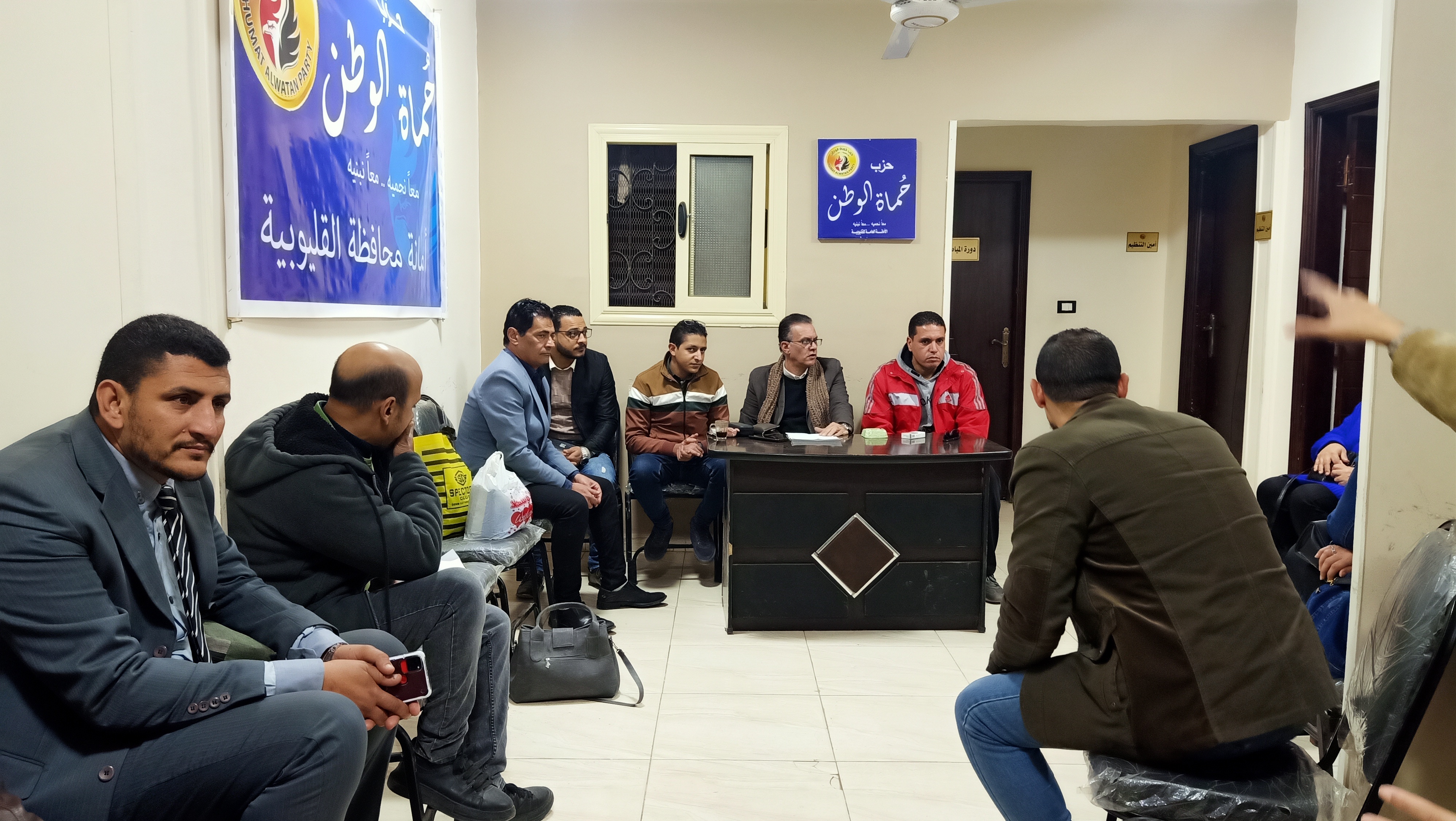 اجتمعت امانة بندر بنها بمقر حزب حماة الوطن بالقليوبية أمس، عقب زيارة أعضاء أمانة الشباب بقيادة الدكتور احمد نجيب لبعض المشاريع القومية بالمحافظة ضمن مبادرات التثقيف والتوعية لدى اعضاء الحزب. رأس الاجتماع ناير نبيل امين بندر بنها، بحضور أمناء واعضاء الامانة، لمناقشة خطة عمل المرحلة، وماتم تنفيذه خلال الايام السابقة. ويأتي هذا تحت رعاية الفريق جلال هريدي رئيس حزب حماة الوطن، وتوجيهات اللواء طارق نصير أمين عام الحزب، والدكتور احمد العطيفي امين التنظيم المركزي، وبإشراف الدكتور أحمد يوسف أمين محافظة القليوبية، ومتابعة اللواء عبد العليم بركة امين التنظيم بالحزب. وناقش الاجتماع عدد من اهتمامات المرحلة ضمن خطة امانة بندر بنها، حيث متابعة تنفيذ مشروع مشغل الأمل التي تقوم علي اعداه وتنفيذه نجلاء خضر أمينة المرأة، موكدة ان المشروع في مرحلة ماقبل الافتتاح، ويجري الانتهاء منه بشكل كامل خلال ايام قليلة. واوضحت نجلاء خضر ان الوحدة الحزبية بمنطقة الشدية المكلفة بها سيتم افتتاحها قريبا موضحة انه تم تجهيزها بشكل كامل وسيتم الاعلان عنها مع افتتاح مشغل الامل خلال هذه الايام. وفي نفس السياق قال كابتن أسامة رشيد، امين الرياضة انه يعد دورة تمهيدية قبل الدورة الرمضانية المقترحة سابقاً، وجاري وضع خطة كاملة وسيتم عرضها بشكل رسمي علي أمانة القليوبية لتنفيذها بشكل جديد ومنسق. ورتبت أمانة بند بنها، زيارة قريبة لـ الأنبا ماكسيموس لتوطيت العلاقات الاخوية بين الكنيسة والحزب وللتأكيد على أهمية المواطنة وارساء علاقات سليمة لمستقبل أفضل. وكانت شاركت أمانة بندر بنها في فعالية اعرف مشروعات بلدك بقيادة الدكتور احمد نجيب امين الشباب بمحافظة القليوبية، وبحضور اللواء عبد العليم بركة امين التنظيم. وقام الشباب بزيارة بعض المشروعات القومية بدائرة المحافظة، ضمن الخطة التي وضعها رئيس الجمهورية عبد الفتاح السيسي لتطوير مصر من اجل حياة كريمة. وفي هذا الصدد قال اللواء عبد العليم بركة: انها كانت زيارة مفيدة ليلمس الشباب عن قرب المشروعات القومية التي تقوم بها بالدولة، متابعاً ان مثل هذه الزيارات تعمق ثقة الشباب بمشروعات الدولة وانها حقيقة علي ارض الواقع تحقق اهداف ملحة للشعب وللشباب، مؤكدا فليس من رئى كمن سمع.