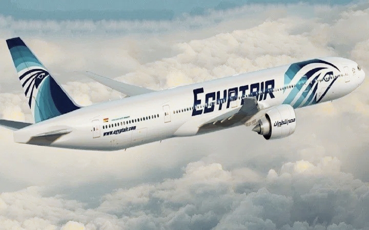 أعلن الطيار عمرو أبوالعينين ، رئيس مجلس إدارة الشركة القابضة لمصر للطيران ، أن تكون أسعار التذاكر مقاربة لأسعار تذاكر العمرة بالمواسم السابقة قبل توقف موسم العمرة ، وذلك تلبية لرغبات عملاء الشركة الوطنية في زيارة بيت الله الحرام. وجاء ذلك فى إطار استعدادات الشركة الوطنية مصر للطيران للبدء في تشغيل رحلات موسم العمرة لهذا العام ١٤٤٣ هجرية / ٢٠٢٢ ميلادية. و تبدأ أسعار تذاكر طيران مصر للطيران لموسم عمرة (شهر رجب) من ٥٢٠٠ جنيه شاملة الضرائب للذهاب والعودة بخط سير القاهرة / جدة / القاهرة ، و٥٥٠٠ جنيه شاملة الضرائب للذهاب بخط سير القاهرة / جدة والعودة من المدينة المنورة / القاهرة ، و٧٣٠٠ جنيه شاملة الضرائب للذهاب بخط سير القاهرة/ المدينة المنورة والعودة جدة / القاهرة . وأضاف أبوالعينين أنه من منطلق المسئولية المجتمعية للتعامل مع جائحة كورونا إعفاء المسافرين للعمرة هذا العام من رسوم تعديل التذاكر في حال وجود PCR إيجابي قبل السفر ، هذا بجانب الضوابط الخاصة التي أعلنت عنها مصر للطيران فيما يتعلق بتعليمات الحجز وإصدار تذاكر السفر للمعتمرين ورسوم التعديل والتي يمكن التعرف عليها من خلال التوجه إلى إدارة الحج والعمرة لمصر للطيران بأبراج أغاخان أو أقرب وكيل سياحي .