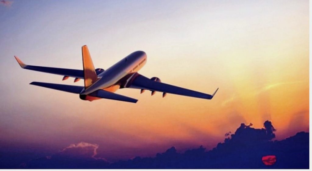 أصبح الطيران الأن من أسهل طرق التنقل لدي كثير من الأشخاص ، بالإضافة إلي انه الاسرع بالطبع ، كما يمكن للطائرة ان تتحرك في كل الأماكن وفي أي وقت ولكن هل علمت من قبل ان هناك بعض الأماكن التي يُحظر الطيران فوقها؟! ، خلال هذا التقرير سنتعرف علي بعض تلك الأماكن.  مكة المكرمة تحظر السلطات السعودية الطيران فوق مكة المكرمة حماية ، وإحتراما للأماكن المقدسة ، وعدم إزعاج من فيها من حجاج ومعتمرين ، ولكن يُستثني من ذلك مروحيات الإنقاذ للضرورة.  تاج محل يُعد تاج محل من أشهر القطع المعمارية الهندية ، وموقع تراث عالمي حسب اليونسكو ،ولقد قامت الحكومة الهندية بحظر الطيران في المنطقة عام 2006 بشكل أساسي لحماية المبنى والسياح الذين يزورون تلك المنطقة.  قصر باكنغهام يُعد ذلك القصر من أهم المناطق بالمملكة المتحدة ، فهو مقر إقامة الملكة في لندن ، ويحظر الطيران فوقه لضمان أمن الملكة.  ملاهي ديزني  يُحظر الطيران في منتزهات ديزني الترفيهية "عالم والت ديزني في فلوريدا ، وديزني لاند في كاليفورنيا " ، تمتد مناطق حظر الطيران في المنطقة إلى ارتفاع يصل إلى 3000 قدم تقريبًا مع السماح للطائرات بالطيران على ارتفاع أعلى.  التبت التبت هي منطقة في آسيا تعتبر واحدة من أكثر المناطق المرتفعة في العالم حيث يبلغ متوسط ​​الارتفاع في المنطقة حوالي 16000 قدم ، تعتبر التبت واحدة من مناطق العالم التي تتمتع بمنطقة حظر طيران طبيعية بسبب عوامل مثل الجبال العالية الواقعة داخل حدودها على الرغم من أن معظم الطائرات التجارية قادرة على الطيران على ارتفاع فوق الجبال ، ولكن لضمان سلامة الركاب تتجنب مسارات الطيران عمومًا الجبال المرتفعة في المنطقة. ماتشو بيتشو واحدة من أكثر الأماكن التاريخية شهرة في العالم ، تقع تلك المدينة في كوزكو في البيرو بين جبلين من سلسلة جبال الإنديز ، وقامت منظمة اليونسكو عام 1983 بوضع هذه المدينه في قائمة التراث العالمي ، كما تُعد إحدي عجائب الدنيا السبع الجديدة ، وقامت حكومة البيرو بحظر الطيران فوقها عام 2006 ، لحماية الحياة البرية النادرة في المنطقة.  حظر الطيران بتلك الأماكن لا يُعد مجرد فراغ من قبل المسئولين عن القرار ولكن ذلك محاولة منهم لحماية حياة برية طبيعية أصبحت نادرة الأن او يُعتبر القرار لحماية المسئولين عن البلاد ، او احتراما لقدسية بعض الأماكن الدينية