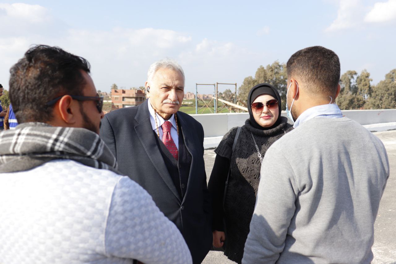 اجتمعت امانة بندر بنها بمقر حزب حماة الوطن بالقليوبية أمس، عقب زيارة أعضاء أمانة الشباب بقيادة الدكتور احمد نجيب لبعض المشاريع القومية بالمحافظة ضمن مبادرات التثقيف والتوعية لدى اعضاء الحزب. رأس الاجتماع ناير نبيل امين بندر بنها، بحضور أمناء واعضاء الامانة، لمناقشة خطة عمل المرحلة، وماتم تنفيذه خلال الايام السابقة. ويأتي هذا تحت رعاية الفريق جلال هريدي رئيس حزب حماة الوطن، وتوجيهات اللواء طارق نصير أمين عام الحزب، والدكتور احمد العطيفي امين التنظيم المركزي، وبإشراف الدكتور أحمد يوسف أمين محافظة القليوبية، ومتابعة اللواء عبد العليم بركة امين التنظيم بالحزب. وناقش الاجتماع عدد من اهتمامات المرحلة ضمن خطة امانة بندر بنها، حيث متابعة تنفيذ مشروع مشغل الأمل التي تقوم علي اعداه وتنفيذه نجلاء خضر أمينة المرأة، موكدة ان المشروع في مرحلة ماقبل الافتتاح، ويجري الانتهاء منه بشكل كامل خلال ايام قليلة. واوضحت نجلاء خضر ان الوحدة الحزبية بمنطقة الشدية المكلفة بها سيتم افتتاحها قريبا موضحة انه تم تجهيزها بشكل كامل وسيتم الاعلان عنها مع افتتاح مشغل الامل خلال هذه الايام. وفي نفس السياق قال كابتن أسامة رشيد، امين الرياضة انه يعد دورة تمهيدية قبل الدورة الرمضانية المقترحة سابقاً، وجاري وضع خطة كاملة وسيتم عرضها بشكل رسمي علي أمانة القليوبية لتنفيذها بشكل جديد ومنسق. ورتبت أمانة بند بنها، زيارة قريبة لـ الأنبا ماكسيموس لتوطيت العلاقات الاخوية بين الكنيسة والحزب وللتأكيد على أهمية المواطنة وارساء علاقات سليمة لمستقبل أفضل. وكانت شاركت أمانة بندر بنها في فعالية اعرف مشروعات بلدك بقيادة الدكتور احمد نجيب امين الشباب بمحافظة القليوبية، وبحضور اللواء عبد العليم بركة امين التنظيم. وقام الشباب بزيارة بعض المشروعات القومية بدائرة المحافظة، ضمن الخطة التي وضعها رئيس الجمهورية عبد الفتاح السيسي لتطوير مصر من اجل حياة كريمة. وفي هذا الصدد قال اللواء عبد العليم بركة: انها كانت زيارة مفيدة ليلمس الشباب عن قرب المشروعات القومية التي تقوم بها بالدولة، متابعاً ان مثل هذه الزيارات تعمق ثقة الشباب بمشروعات الدولة وانها حقيقة علي ارض الواقع تحقق اهداف ملحة للشعب وللشباب، مؤكدا فليس من رئى كمن سمع.