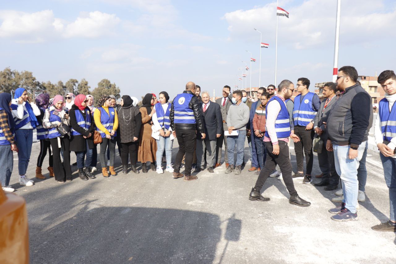 اجتمعت امانة بندر بنها بمقر حزب حماة الوطن بالقليوبية أمس، عقب زيارة أعضاء أمانة الشباب بقيادة الدكتور احمد نجيب لبعض المشاريع القومية بالمحافظة ضمن مبادرات التثقيف والتوعية لدى اعضاء الحزب. رأس الاجتماع ناير نبيل امين بندر بنها، بحضور أمناء واعضاء الامانة، لمناقشة خطة عمل المرحلة، وماتم تنفيذه خلال الايام السابقة. ويأتي هذا تحت رعاية الفريق جلال هريدي رئيس حزب حماة الوطن، وتوجيهات اللواء طارق نصير أمين عام الحزب، والدكتور احمد العطيفي امين التنظيم المركزي، وبإشراف الدكتور أحمد يوسف أمين محافظة القليوبية، ومتابعة اللواء عبد العليم بركة امين التنظيم بالحزب. وناقش الاجتماع عدد من اهتمامات المرحلة ضمن خطة امانة بندر بنها، حيث متابعة تنفيذ مشروع مشغل الأمل التي تقوم علي اعداه وتنفيذه نجلاء خضر أمينة المرأة، موكدة ان المشروع في مرحلة ماقبل الافتتاح، ويجري الانتهاء منه بشكل كامل خلال ايام قليلة. واوضحت نجلاء خضر ان الوحدة الحزبية بمنطقة الشدية المكلفة بها سيتم افتتاحها قريبا موضحة انه تم تجهيزها بشكل كامل وسيتم الاعلان عنها مع افتتاح مشغل الامل خلال هذه الايام. وفي نفس السياق قال كابتن أسامة رشيد، امين الرياضة انه يعد دورة تمهيدية قبل الدورة الرمضانية المقترحة سابقاً، وجاري وضع خطة كاملة وسيتم عرضها بشكل رسمي علي أمانة القليوبية لتنفيذها بشكل جديد ومنسق. ورتبت أمانة بند بنها، زيارة قريبة لـ الأنبا ماكسيموس لتوطيت العلاقات الاخوية بين الكنيسة والحزب وللتأكيد على أهمية المواطنة وارساء علاقات سليمة لمستقبل أفضل. وكانت شاركت أمانة بندر بنها في فعالية اعرف مشروعات بلدك بقيادة الدكتور احمد نجيب امين الشباب بمحافظة القليوبية، وبحضور اللواء عبد العليم بركة امين التنظيم. وقام الشباب بزيارة بعض المشروعات القومية بدائرة المحافظة، ضمن الخطة التي وضعها رئيس الجمهورية عبد الفتاح السيسي لتطوير مصر من اجل حياة كريمة. وفي هذا الصدد قال اللواء عبد العليم بركة: انها كانت زيارة مفيدة ليلمس الشباب عن قرب المشروعات القومية التي تقوم بها بالدولة، متابعاً ان مثل هذه الزيارات تعمق ثقة الشباب بمشروعات الدولة وانها حقيقة علي ارض الواقع تحقق اهداف ملحة للشعب وللشباب، مؤكدا فليس من رئى كمن سمع.