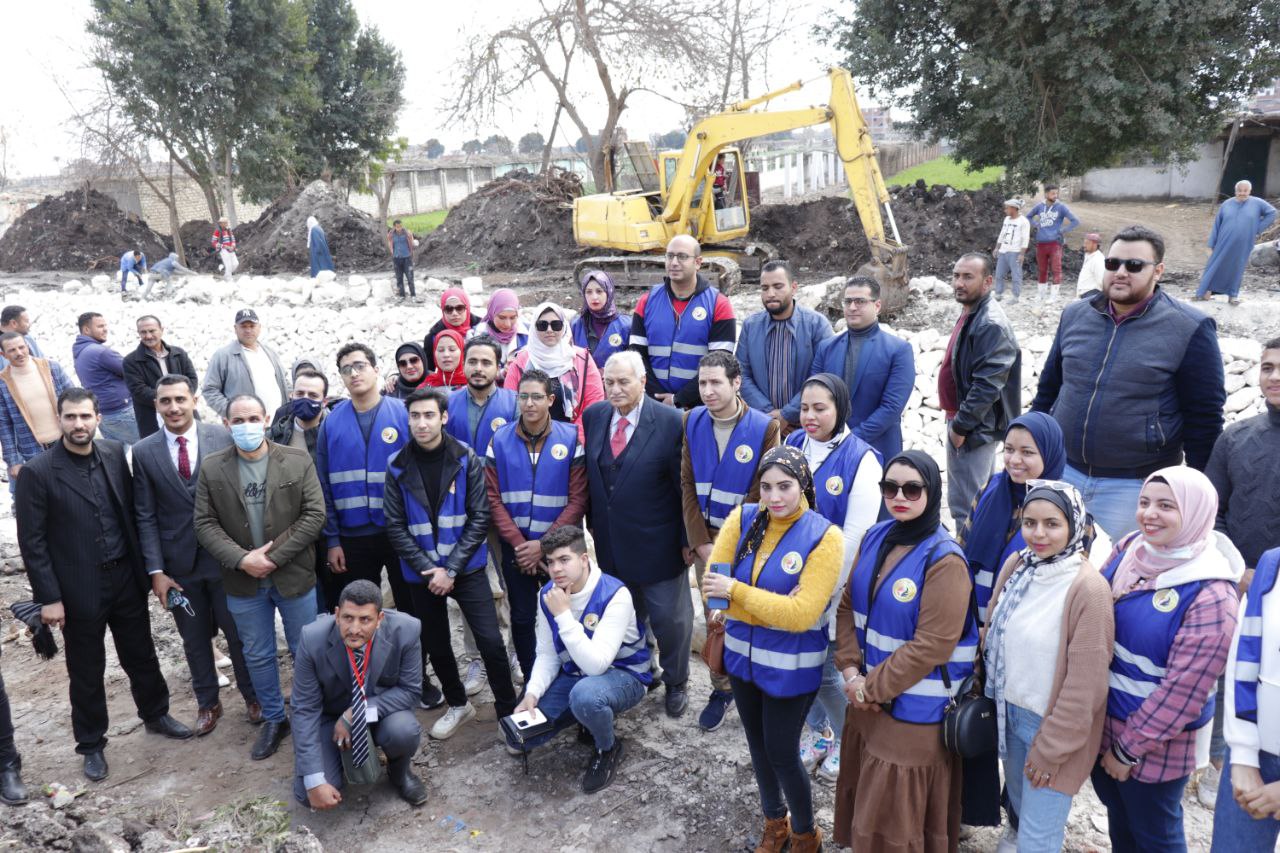 اجتمعت امانة بندر بنها بمقر حزب حماة الوطن بالقليوبية أمس، عقب زيارة أعضاء أمانة الشباب بقيادة الدكتور احمد نجيب لبعض المشاريع القومية بالمحافظة ضمن مبادرات التثقيف والتوعية لدى اعضاء الحزب. رأس الاجتماع ناير نبيل امين بندر بنها، بحضور أمناء واعضاء الامانة، لمناقشة خطة عمل المرحلة، وماتم تنفيذه خلال الايام السابقة. ويأتي هذا تحت رعاية الفريق جلال هريدي رئيس حزب حماة الوطن، وتوجيهات اللواء طارق نصير أمين عام الحزب، والدكتور احمد العطيفي امين التنظيم المركزي، وبإشراف الدكتور أحمد يوسف أمين محافظة القليوبية، ومتابعة اللواء عبد العليم بركة امين التنظيم بالحزب. وناقش الاجتماع عدد من اهتمامات المرحلة ضمن خطة امانة بندر بنها، حيث متابعة تنفيذ مشروع مشغل الأمل التي تقوم علي اعداه وتنفيذه نجلاء خضر أمينة المرأة، موكدة ان المشروع في مرحلة ماقبل الافتتاح، ويجري الانتهاء منه بشكل كامل خلال ايام قليلة. واوضحت نجلاء خضر ان الوحدة الحزبية بمنطقة الشدية المكلفة بها سيتم افتتاحها قريبا موضحة انه تم تجهيزها بشكل كامل وسيتم الاعلان عنها مع افتتاح مشغل الامل خلال هذه الايام. وفي نفس السياق قال كابتن أسامة رشيد، امين الرياضة انه يعد دورة تمهيدية قبل الدورة الرمضانية المقترحة سابقاً، وجاري وضع خطة كاملة وسيتم عرضها بشكل رسمي علي أمانة القليوبية لتنفيذها بشكل جديد ومنسق. ورتبت أمانة بند بنها، زيارة قريبة لـ الأنبا ماكسيموس لتوطيت العلاقات الاخوية بين الكنيسة والحزب وللتأكيد على أهمية المواطنة وارساء علاقات سليمة لمستقبل أفضل. وكانت شاركت أمانة بندر بنها في فعالية اعرف مشروعات بلدك بقيادة الدكتور احمد نجيب امين الشباب بمحافظة القليوبية، وبحضور اللواء عبد العليم بركة امين التنظيم. وقام الشباب بزيارة بعض المشروعات القومية بدائرة المحافظة، ضمن الخطة التي وضعها رئيس الجمهورية عبد الفتاح السيسي لتطوير مصر من اجل حياة كريمة. وفي هذا الصدد قال اللواء عبد العليم بركة: انها كانت زيارة مفيدة ليلمس الشباب عن قرب المشروعات القومية التي تقوم بها بالدولة، متابعاً ان مثل هذه الزيارات تعمق ثقة الشباب بمشروعات الدولة وانها حقيقة علي ارض الواقع تحقق اهداف ملحة للشعب وللشباب، مؤكدا فليس من رئى كمن سمع.