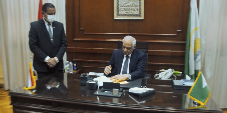 اعتمد اللواء أحمد راشد ، محافظ الجيزة ، نتيجة الشهادة الإعدادية للعام الدراسي ٢٠٢١/ ٢٠٢٢ بنسبة نجاح وصلت إلي ٧٣.٢٦% حيث بلغ عدد المقدمين ١٩٣١٤٠ طالب وطالبه. كما اعتمد محافظ الجيزة نتيجة امتحانات الصم وضعاف السمع بنسبه نجاح ٩٠.١٤% ، ونتيجة امتحانات المكفوفين بنسبة نجاح ٦٧.٨٦% ، بالاضافه الى نتيجة القسم المهنى بنسبه نجاح ٧٩.٥٣%. ثم وجه محافظ الجيزة تهنئة لأبناء محافظة الجيزة مع تمنياته بدوام التفوق والنجاح لهم. ومن جانبه أكد اشرف سلومه ، مدير مديرية التربية والتعليم بالجيزة ، أنه يمكن للطلاب الحصول على النتيجة من خلال الرابط المنشور علي الصفحه الرسمية لمحافظة الجيزة ومديرية التربية والتعليم بالجيزة متمنياً دوام النجاح والتفوق لأبنائنا الطلاب.