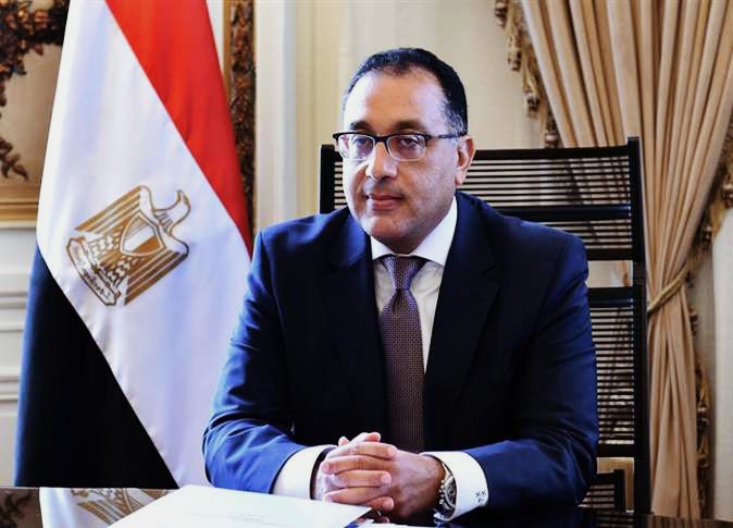 قام الدكتور مصطفى مدبولي، رئيس الوزراء، بعمل جوله تفقدية ، صباح اليوم بالعاصمة الإدارية الجديدة ، وتفقد من خلالها سير الأعمال بمبنى مجلس النواب ، ومبنى مجلس الشيوخ ، وميدان ساري العلم. كما قام اللواء إيهاب الفار، رئيس الهندسية للقوات المسلحة، بتفقد الموقف التنفيذي للأعمال الإنشائية لمبنى مجلسي النواب والشيوخ، بالإضافة إلي التعرف علي موقف تنفيذ الأعمال الاعتيادية والكهروميكانيكية، في حين قام رئيس الوزراء بجولة في أنحاء القاعات الرئيسية، وصالات الاستقبال، والمكاتب الرئيسية. وعقب ذلك، توجه رئيس الوزراء ومرافقوه لتفقد مشروع ساري العلم، الذي تنفذه إدارة المهندسين العسكريين، حيث استعرض مسئولو المشروع الموقف التنفيذي، والذي يتكون من مسرح دائري يسع 1200 فرد، ومبنى مسطحا بمساحة 5 آلاف م2حول الساري، ونافورة دائرية حول مبني الساري بمسطح 4 آلاف م2، ويصل ارتفاع ساري العلم إلى 207.75م، ويتكون من 10 وصلات بأطوال تتراوح بين 10 أمتار و30 مترا، وأوزان تتراوح بين 15 و135 طنا، وعلم الجمهورية40×60 م. ولفت مسئولو المشروع النظر إلى أنه تم تسليم الطبقة السادسة من الإحلال في الجزء المتاح من مبنى الساري، كما تمت عملية إزالة الردم لمبنى ساري العلم، والكوبري، وغرفة الطلمبات، وصب الخرسانة العادية 338م3 لمبنى الساري. كما تم التنويه إلى تركيب الجزء المعدني الخاص بقاعدة ساري العلم.