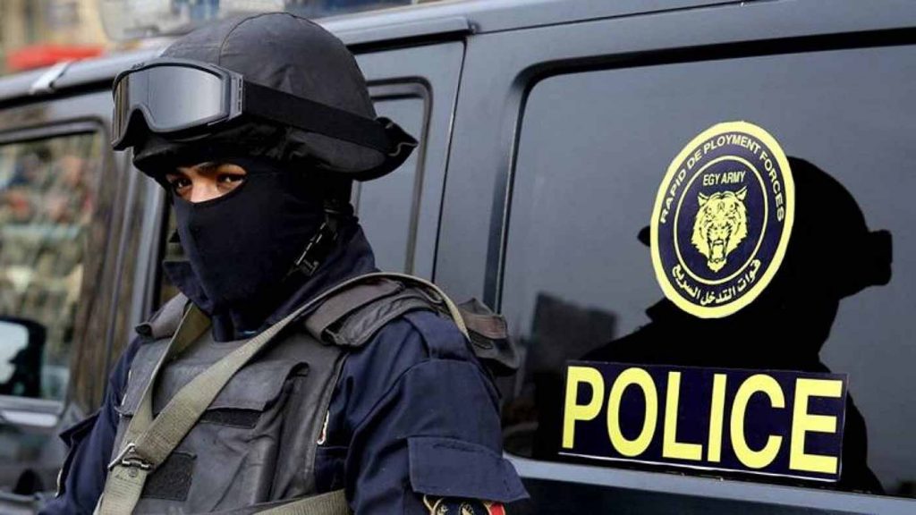 متابعة: محمد جمال عيسى القت مباحث قسم اول بنها بالقليوبية، أمس القبض علي ٢ من اكبر الديلر بمنطقة الشدية، وبحوزتهم كميه كبيرة من المخدرات المتنوعة بدائرة القسم يقومو بترويجها علي الشباب حرر محضر بالواقعة وتتولي النيابة التحقيق. تلقي اللواء غالب مصطفي مدير امن القليوبية اخطارا من المقدم محمد عماد رئيس مباحث قسم اول بنها، والنقيب احمد الخولي معاون المباحث، بتردد عاطلين علي دائرة القسم بترويج المواد المخدرة علي الشباب وعقب تقنيين الاجراءت تم اعداد اكمنة امنية وضبط كل من عاطف (ق) ورامي (ش) ‏مقيمان بدائرة القسم بحوزتهم كميات كبيرة من مخدر البودر والشادو و ٢ هاتف محمول للوصول للشباب ومبلغ مالي حصيلة تجارتهم وبمواجهة المتهمين بما اسفر عنهم الضبط اقرو بحيازتهم للمواد المخدره بقصد الاتجار فيها وجاري عرضهما علي النيابه العامة
