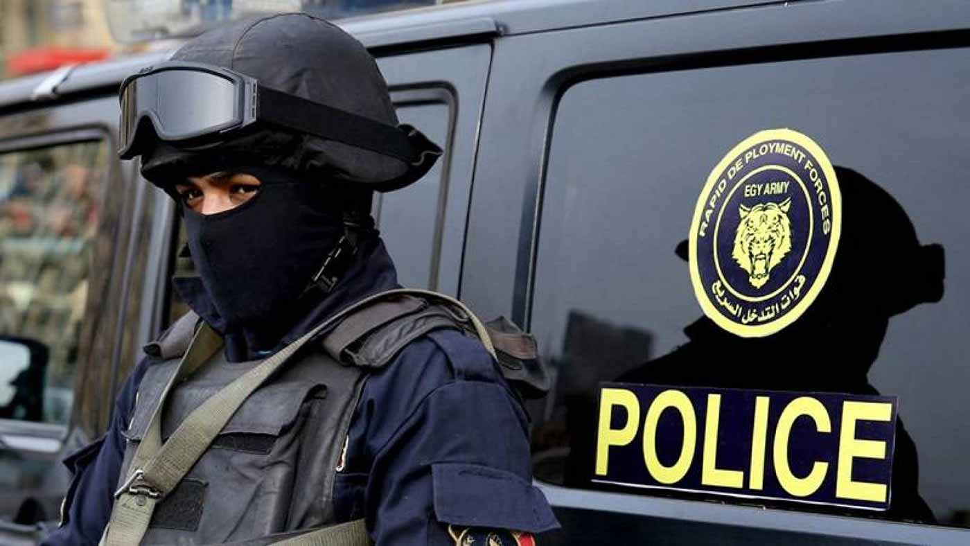 متابعة: محمد جمال عيسى القت مباحث قسم اول بنها بالقليوبية، أمس القبض علي ٢ من اكبر الديلر بمنطقة الشدية، وبحوزتهم كميه كبيرة من المخدرات المتنوعة بدائرة القسم يقومو بترويجها علي الشباب حرر محضر بالواقعة وتتولي النيابة التحقيق. تلقي اللواء غالب مصطفي مدير امن القليوبية اخطارا من المقدم محمد عماد رئيس مباحث قسم اول بنها، والنقيب احمد الخولي معاون المباحث، بتردد عاطلين علي دائرة القسم بترويج المواد المخدرة علي الشباب وعقب تقنيين الاجراءت تم اعداد اكمنة امنية وضبط كل من عاطف (ق) ورامي (ش) ‏مقيمان بدائرة القسم بحوزتهم كميات كبيرة من مخدر البودر والشادو و ٢ هاتف محمول للوصول للشباب ومبلغ مالي حصيلة تجارتهم وبمواجهة المتهمين بما اسفر عنهم الضبط اقرو بحيازتهم للمواد المخدره بقصد الاتجار فيها وجاري عرضهما علي النيابه العامة