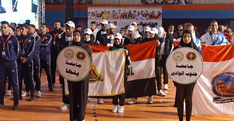 تشارك جامعة بنها برعاية الدكتور جمال سوسه رئيس الجامعة في فعاليات ملتقى الصداقة الدولي الأول لشباب الجامعات ، والذي تنظمه جامعة المنصورة ويستمر حتى العاشر من شهر فبراير الجاري. وقال الدكتور جمال سوسه أن الجامعة شاركت بوفد من الطلاب الوافدين بكليات الجامعة المختلفة ، مشيرا إلي ان الجامعة حريصة علي مشاركة الطلاب في الأنشطة والفعاليات والملتقيات الشبابية التي تقام داخل الجامعات المصرية بما يدعم نقل وتراكم الخبرات بين الطلاب. وأكد " سوسه " حرص الجامعة أيضا علي توطيد أواصر الصداقة بين طلاب الجامعات المصرية والطلاب الوافدين من كافة الدول وتطوير الخدمات المقدمة لهم وتشجيعهم للدراسة بكليات جامعة بنها. يذكر أن فعاليات الملتقى تقام برعاية الدكتور مصطفى مدبولي، رئيس مجلس الوزراء، والدكتور خالد عبد الغفار، وزير التعليم العالي والبحث العلمي ويشارك فيها ممثلي وفود 28 جامعة داخل مصر، يمثلون 36 دولة.