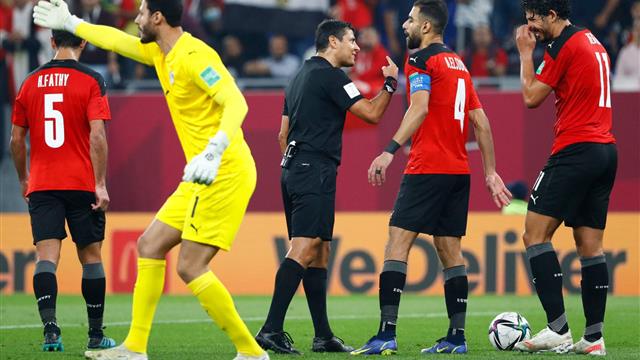 أعلن البرتغالي كارلوس كيروش المدير الفني لمنتخب مصر تشكيل فريقه لمواجهة نظيرة منتخب السنغال بنهائى كأس الأمم الإفريقية، المقامة بالكاميرون. تشكيل منتخب مصر كالأتي:- حراسة المرمى: محمد أبو جبل. خط الدفاع: إمام عاشور، محمد عبد المنعم، محمود الونش، أحمد أبو الفتوح. خط الوسط: حمدي فتحي، محمد النني، عمرو السولية. خط الهجوم: عمر مرموش، مصطفى محمد، محمد صلاح. الجدير بالذكر أن منتخب مصر يسعي لحصد اللقب للمرة الثامنة في تاريخه، بعد غياب من عام 2010.