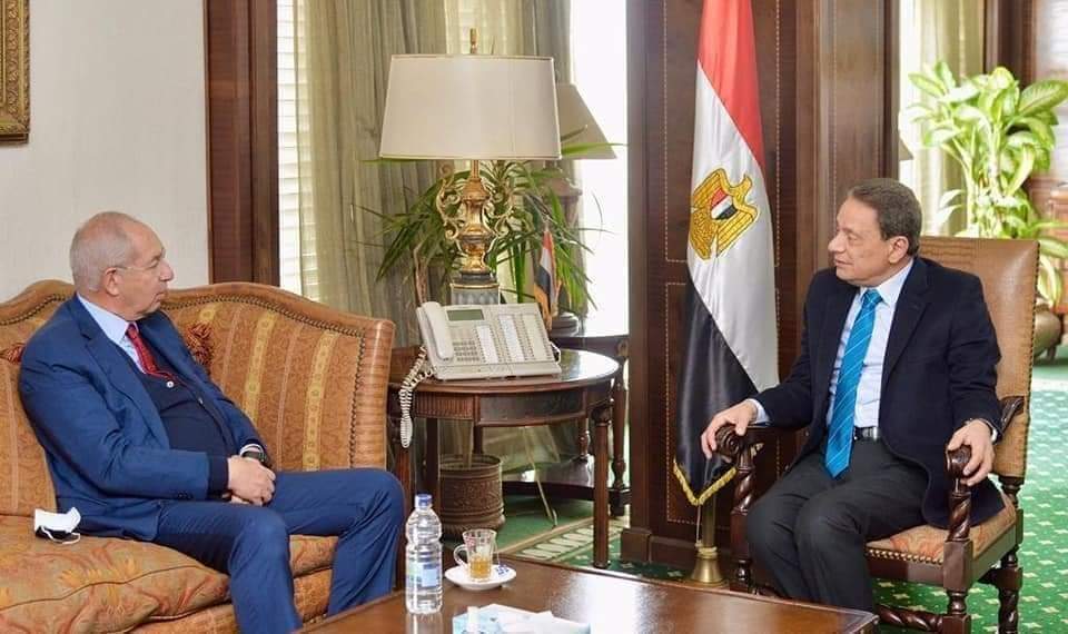 تفاصيل لقاء رئيس الأعلى للإعلام ورئيس الهيئة العامة لاقتصادية قناة السويس كتبت لميس مصطفي أكد المهندس يحيي زكي، رئيس الهيئة العامة للمنطقة الاقتصادية لقناة السويس، أن المنطقة الاقتصادية تسعى إلى أن تصبح وجهة المستثمرين لما تتمتع به من مميزات نسبية كبيرة، مضيفًا أن إجمالي الاستثمارات في المنطقة تصل إلى 18 مليار دولار حتى الآن، كما تم توقيع عقود قيمتها 10 مليارات دولار يجرى تنفيذها الآن. وأوضح أن المنطقة الاقتصادية تضم 6 موانئ وهم العين السخنة وشرق وغرب بورسعيد والأدبية والعريش والطور، و4 مناطق صناعية وهم العين السخنة وشرق بورسعيد وغرب القنطرة وشرق الإسماعيلية، بإجمالي 460 مليون متر، مضيفًا أن المنطقة عملت على تهيئة البنية التحتية للموانئ لتضاهي الموانئ العالمية وتعظيم قدرتها التنافسية، والمناطق الصناعية طبقا للمعايير الدولية، وهو ما ظهر في العمل على جعل ميناء شرق بورسعيد ميناء أحضر ليكون أول ميناء أخضر في مصر التزاما من المنطقة بخطتها في تنفيذ عوامل الاستدامة بما يحقق خطة الدولة في هذا المجال. وأضاف أن المنطقة تستهدف مجال الاقتصاد الأخضر وتطبيقاته الصناعية المختلفة مثل صناعة الهيدروجين الأخضر، الذي يعد أحد أهم مصادر الطاقة النظيفة عالميًّا، التي تجذب المستثمرين العالميين، مضيفًا أن ذلك يأتي انطلاقا من الإمكانات التي تتمتع بها المنطقة الاقتصادية، وخاصة موقعها المتميز على ضفتي المجرى الملاحي الأهم في العالم وهو قناة السويس، الأمر الذي يتيح فرصًا غير مسبوقة لرفع تنافسية القناة وتحويلها إلى مركز عالمي لتموين السفن بالوقود الأخضر. جاء ذلك خلال لقاء الكاتب الصحفي كرم جبر، رئيس المجلس الأعلى لتنظيم الإعلام، والمهندس يحيي زكي، رئيس الهيئة العامة للمنطقة الاقتصادية لقناة السويس، بمقر المجلس الأعلى لتنظيم الإعلام بماسبيرو. وأضاف أن هناك العديد من العروض المقدمة للمنطقة الاقتصادية لإقامة مشروعات الهيدروجين الأخضر، والتي ضمت عدة شركات متخصصة في هذا المجال، كان من بينها أول مشروع لإنتاج الأمونيا الخضراء داخل المنطقة الصناعية بالسخنة، التابعة للمنطقة الاقتصادية، من خلال تحالف عالمي وصندوق مصر السيادي، الذي بدأ تنفيذه بالفعل، كما تلقت المنطقة الاقتصادية عدة عروض أخرى مبدئية لإقامة مشروعات الهيدروجين الأخضر داخل نطاقها؛ سواء بمنطقة السخنة المتكاملة، أو منطقة شرق بورسعيد. وأشار إلى أن بدء تنفيذ مشروع انتاج الأمونيا الخضراء، يتزامن مع استضافة مصر قمة المناخ "COP27"، وهو ما يعد فرصة جيدة للإعلان عن البداية الفعلية لمشروعات الهيدروجين الأخضر في مصر بصفة عامة، وفي المنطقة الاقتصادية بصفة خاصة. وأكد أن الهيدروجين الأخضر عبارة عن وقود خفيف عالي التفاعل يتم من خلال عملية كيميائية تعرف بالتحليل الكهربائي المتعارف عليها عالميًا، وهو عبارة عن فصل الاكسجين عن الهيدروجين داخل الماء كيميائيا، ويتم استخدام كهرباء مولدة من طاقات متجددة سواء الشمسية أو الرياح حيث تستخدم في المصانع المنتجة لهذا النوع من الطاقة النظيفة، مضيفًا أن الهيدروجين الأخضر، يتمتع بكونه طاقة مستدامة ونظيفة وقابلة للتخزين والنقل ومتعددة الاستخدامات سواء في السيارات أو الشاحنات وسفن الحاويات مما يجعله منتجًا هامًا صديقًا للبيئة، متوقعًا أن يكون له دورًا هامًا في تحيق أهداف التنمية المستدامة التي وضعتها الدول للوصول إلى مرحلة التغلب على الانبعاثات الكربونية بحلول 2050، طبقًا لاتفاقية باريس الموقعة في 2015. وأشار زكى إلى الصناعات المستهدفة التي تعمل المنطقة على اجتذابها سواء من خلال مستثمرين محليين أو أجانب، حيث تعمل المنطقة على توطين بعض الصناعات في منطقة شرق بورسعيد مثل عربات السكك الحديدية والسيارات وقطع الغيار وتموين السفن والغزل والنسيج، كما تعمل المنطقة على جعل منطقة السخنة مركزا للصناعات البتروكيماوية باعتبارها منطقة متكاملة تستفيد من ميناء السخنة الذي سيعمل على تكامل هذه الصناعات في هذه المنطقة، مشيرًا إلى معايير اختيار هذه القطاعات وعوائدها على الدولة تتمثل في سد احتياجات السوق المحلى وتقليل الاستيراد وزيادة معدلات التصدير والارتقاء بجودة الصناعة، وعلى المستثمرين تتمثل في زيادة حجم الإيرادات وسهولة ممارسة الأعمال وانخفاض التكاليف على المستثمرين. ومن جانبه أكد الكاتب الصحفي كرم جبر، الأهمية الكبرى التي تتمتع بها المنطقة الاقتصادية لقناة السويس، مشيرًا إلى الموقع المتميز للقناة الذي يمنح المنطقة الاقتصادية لقناة السويس خصوصية متفردة، تجعل منها بحق قاطرة التنمية الاقتصادية في مصر، والوجهة الواعدة الجاذبة للاستثمارات الأجنبية والمحلية في المنطقة بأسرها، وأضاف أنه يجب العمل إعلاميًا على التعريف بالمشروعات التي تتم داخل هذا المشروع العملاق. وفي نهاية اللقاء، تم الاتفاق على توقيع بروتوكول إعلامي بين المجلس الأعلى لتنظيم الإعلام والهيئة العامة للمنطقة الاقتصادية لقناة السويس، يهدف إلى تنظيم زيارات للصحفيين والإعلاميين إلى المنطقة الاقتصادية، على أن تكون البداية بمنطقة العين السخنة، للتعرف على المشروعات والاستثمارات التي تتم فيها، وذلك في إطار التعاون المثمر والبناء القائم بين الجهتين بما ينعكس بالإيجاب في تهيئة بيئة أعمال أفضل لصالح المستثمرين.