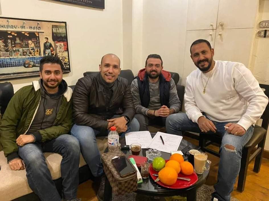 تفاصيل أول تجربة إنتاج سينمائية لهاني محروس كتبت لميس مصطفي تعاقد المؤلف الشاب فليمون صبحي مع المنتج هاني محروس لتأليف وكتابة فيلم جديد باسم ضربة حظ "وهو اسم مؤقت"، في أول تجربة سينمائية لشقيق المنتج نصر محروس. يشارك فليمون صبحي في كتابة الفيلم مع ريمون صبحي ومحمد عدلي، وهو قصة هاني محروس، ووصفها في تصريحات صحفية بأنها تجربة مختلفة. كما شارك فليمون صبحي مؤخرا في الكتابة ببرنامج "ميس أندر ستاند 2" الذي تقدمه الفنانة شيماء سيف، وذلك بعد نجاح الموسم الأول، وهو العمل الذي يخرجه وينتجه هشام جمال. وقال فليمون صبحي إنه سعيد بالعمل مع الفنان هشام جمال الذي تعلم منه الكثير، ويحرص على إمداد الشباب والعاملين معه بخبراته في مجال الترفيه. في الوقت نفسه يعمل فليمون صبحي ضمن فريق الكتابة الإبداعية براديو إنرجي 92.1، ووصفته عايدة سعودي مديرة المحطة في تصريحاته لها، بأنه من أكثر الشباب الموهوبين الذين تعتمد عليه في تقديم كل ماهو جديد وعصري ومميز ضمن برامج وفقرات الراديو. شارك فليمون صبحي من قبل في كتابة برنامج "الدحيح"، و"أسعد الله مساءكم على شاشة إم بي سي مصر "، و"برنامج البلاتوه مع أحمد أمين" و"برنامج سعفان في التلفزيون".