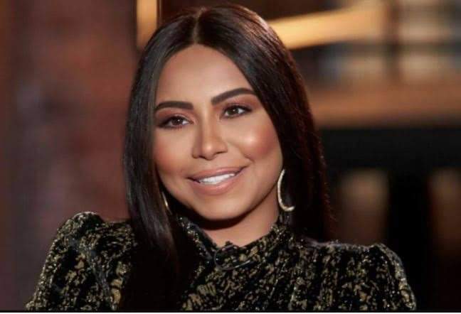تعتبر قصة زواج شيرين عبد الوهاب من حسام حبيب أكثر قصص الزواج إثارة للجدل منذ بدايتها، وحتى وقوع الطلاق. وفيما يلي سنكشف لكم تفاصيل تلك القصة: طلب زواج على العشاء: تم زواج حسام وشيرين في شهر أبريل لعام 2018، بعد أن طلبت منه الزواج في أحد سهراتهما على العشاء، وحضر حفل الزفاف الأصدقاء المقربين، وأفراد من العائلتين فقط. أزمات متلاحقة: في عام 2020، انتشرت شائعة تقول إن حسام استولى على أموال شيرين، وبعدها انتشرت تسجيلات لوالد حسام يوضح فيها نية حسام على الزواج من أخرى لتحقيق حلم الإنجاب، بعدها أكد والد حسام أن تلك التسجيلات مفبركة، ثم نفت شيرين كل ما ورد بها. طلاق نهائي: في العام الماضي، أعلنت الصحفية اللبنانية نضال الأحمدية طلاق شيرين وحسام نهائيًا، ثم نشرت تصريحات لشيرين توضح فيها مدى معاناتها معه، وأنها قامت بحلق شعرها لتجعله يكرهها. شائعة العودة: منذ ساعات قليلة انتشرت شائعة تفيد بعودة شيرين لحسام، ولكن سرعان ما نفت شيرين تلك الشائعة، وأكدت على أنها الوحيدة من تملك الحق في إعلان أي شيء يخص حياتها الشخصية.