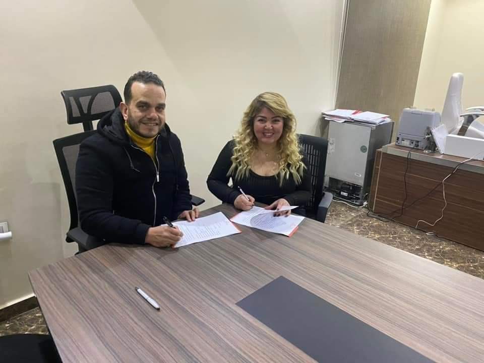تعاقد الفنان مها أحمد علي برنامجها الجديد "ست الهوانم" كتبت : لميس مصطفي أعلنت الفنانة والمذيعة مها أحمد علي صفحتها الرسمية علي موقع الفيس بوك تعاملها وتعاقد عقد برنامجها الجديد. برنامج "ست الهوانم" من تقديم الفنان مها أحمد ويتم عرضه علي قناة صدي البلد. كما بثت الفنانة مها أحمد هذا الخبر المفرح لجمهورها فور الإنتهاء من توقيع العقود بينهم. علقت الفنانة مها أحمد بكلمات مفرحة تعبر عن سعادتها قائلة :"سنة جديدة ،، و بداية جديدة ان شالله تكون موفقة الحمد والشكر لله تم توقيع عقد برنامجي الجديد " ست الهوانم " مع شركة الغنيمي للانتاج واللي هيتعرض على قناة صدي البلد ( أول قناة شهدت بدايتي كمذيعة برامج إجتماعية ) مبسوطة وسعيدة جدا بالتعاون مع الاستاذ خالد الغنيمي ومبسوطة وسعيدة جدا بعودتي لقناتي اللي بحبها صدى البلد انتظرونا قريبا جدا وبرنامج جامد جدا هتلاقوا فيه كل اللي بتتمنوه وبتفكروا فيه وادعولنا بالتوفيق". وجدير بالذكر أن آخر أعمال الفنانة مها أحمد هي مشاركتها في مسلسل "رسايل" مع مي عز الدين في موسم رمضان 2018. كما شاركت كضيفة شرف في مسلسل "عمر ودياب" مع مصطفى خاطر وعلي ربيع في رمضان 2020