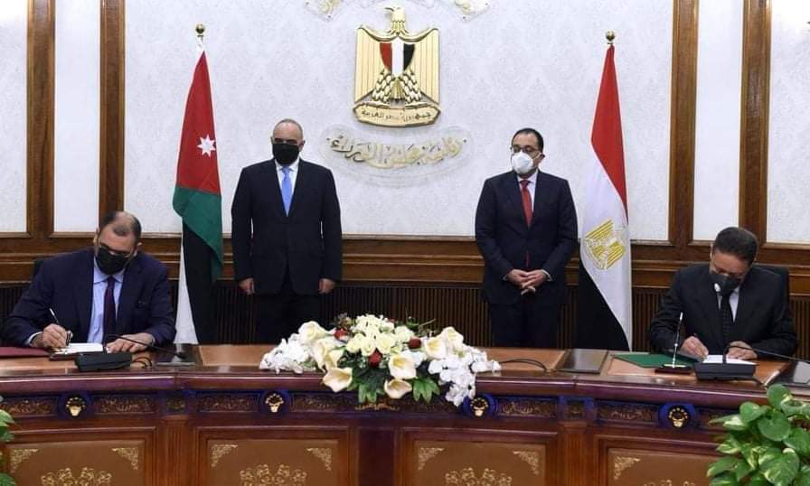 رئيس الأعلى للإعلام ووزير الدولة لشئون مجلس الوزراء الأردني يوقعان بروتوكول تعاون كتبت لميس مصطفي وقع الكاتب الصحفي كرم جبر، رئيس المجلس الأعلى لتنظيم الإعلام، والسيد الدكتور إبراهيم الجازي وزير الدولة لشئون مجلس الوزراء بدولة الأردن، بروتوكول تعاون في المجال الإعلامي، في ختام أعمال اللجنة المصرية الأردنية المشتركة.. وشهد التوقيع السيد الدكتور مصطفى مدبولي رئيس مجلس الوزراء، والسيد الدكتور بشر الخصاونة رئيس وزراء المملكة الأردنية الهاشمية. ويهدف البروتوكول إلى التعاون في مجال التدريب والتطوير والسوشيال ميديا وتنظيم ورش عمل في البلدين، وتضمين مفاهيم التربية الإعلامية والمعلوماتيّة في الدورات التدريبية واستقاء المعلومات من مصادرها الصحيحة لمجابهة الشائعات والأخبار الكاذبة، وتبادل الخبرات الإعلامية وكذلك التشريعات والقوانين الخاصة بالإعلام بالبلدين. كذلك تكليف ممثلين من هيئة بالمملكة الأردنية الهاشمية والمجلس الأعلى لتنظيم الإعلام بجمهورية مصر العربية بالتواصل بهدف تعزيز وتكثيف المواكبة الإعلامية لأبرز الأحداث السياسية والاقتصادية والرياضية والمناسبات التي يشهدها البلدين في أبرز وسائل الإعلام الأردنية والمصرية وإيجاد الآلية المناسبة لتبادل المحتوى (المكتوب والمرئي) بشكل سريع وجودة عالية، وتنظيم برنامج للزيارات المتبادلة بين الكتاب والإعلاميين من البلدين حتى يكون هناك حوارا مفتوحا بين النخبتين. كما يهدف البروتوكول إلى تبادل الخبرات وتعزيز التعاون الإعلامي من خلال تبني خطاب إعلامي يؤكد على حماية مصالح البلدين وعدم المساس بسيادتهما، وتعزيز التعاون الإعلامي من أجل حل مشكلات الصحافة الورقية، واستكتاب كبار الصحفيين المصريين في الصحف الأردنية للكتابة عن المواضيع ذات الاهتمام المشترك بين البلدين واستكتاب كتاب أردنيين للكتابة في صحف مصرية، واستئناف الدورات التدريبية للكوادر الإعلامية والتليفزيونية. كذلك تطوير التعاون الإعلامي وتسويق ما يحدث في الدولتين من إنجازات على أرض الواقع والتطور الكبير الذي تشهده مصر والأردن، وزيادة التعاون بين البلدين في مجال الإعلام الرقمي، والتنسيق المتواصل للتصدي للشائعات والأكاذيب التي تطلقها بعض منصات التواصل الاجتماعي، وتشكيل لجنة لبحث القضايا الإعلامية المشتركة بين البلدين. كذلك يهدف البروتوكول إلى الاتفاق على وجود إنتاج برامجي مشترك، وأعمال درامية تهم المشاهد وتناقش القضايا والموضوعات التي تشغل الرأي العام بكلا البلدين، والاتفاق على تنفيذ مشروعات إعلامية مشتركة على أرض الواقع يكون العاملين فيها من البلدين.