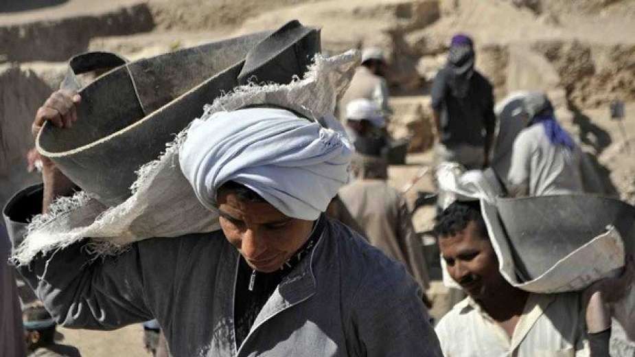 تداولت بعض المواقع الإلكترونية وصفحات التواصل الاجتماعي أنباء بشأن ادعاء أفراد انتسابهم لوزارة القوى العاملة واتصالهم هاتفياً بالعمالة غير المنتظمة بدعوى تحديث بياناتهم وأرقام الكروت الائتمانية الخاصة بهم. وقد قام المركز الإعلامي لمجلس الوزراء بالتواصل مع وزارة القوى العاملة، والتي نفت تلك الأنباء، مُؤكدةً أنه لا صحة لتوجيه الوزارة أي أفراد للتواصل هاتفياً مع العمالة غير المنتظمة بدعوى تحديث بياناتهم أو أرقام الكروت الائتمانية الخاصة بهم، مُوضحةً أن هؤلاء الأفراد غير تابعين للوزارة نهائياً، وأن تلك المكالمات الهاتفية تستهدف استغلال البيانات الشخصية للمواطنين. وشددت الوزارة على أن كافة المنح أو المساعدات التي تُقدم للعمالة غير المنتظمة يتم الإعلان عنها بشكل رسمي على قنوات الاتصال الخاصة بالوزارة سواء على الموقع الإلكتروني عبر الرابط التالي "manpower.gov.eg"، أو الصفحة الرسمية الموثقة على موقع التواصل الاجتماعي "فيس بوك"، مُشيرةً إلى قيام الوزارة حالياً بتنفيذ عملية حصر وتسجيل لبيانات العمالة غير المنتظمة في مواقع عملهم، بهدف إعداد قاعدة بيانات متكاملة لهم، يتم من خلالها شمولهم تحت مظلة تأمينية واجتماعية وصحية شاملة، مُحذرةً المواطنين من الإدلاء ببياناتهم الشخصية تليفونياً لأي شخص يدعي انتسابه للوزارة، وسيتم اتخاذ كافة الإجراءات الأمنية والقانونية حيال هذه الوقائع. ونناشد جميع وسائل الإعلام ومرتادي مواقع التواصل الاجتماعي تحري الدقة والموضوعية في نشر الأخبار، والتواصل مع الجهات المعنية للتأكد قبل نشر معلومات لا تستند إلى أي حقائق، وتؤدي إلى إثارة البلبلة بين المواطنين، وفي حالة وجود أي استفسارات أو شكاوى يرجى الرجوع للموقع الإلكتروني للوزارة (manpower.gov.eg)، وللإبلاغ عن أي شائعات أو معلومات مغلوطة يرجى الإرسال على أرقام الواتس آب التابعة للمركز الإعلامي لمجلس الوزراء (01155508688 -01155508851) على مدى 24 ساعة طوال أيام الأسبوع، أو عبر البريد الإلكتروني (rumors@idsc.net.eg).