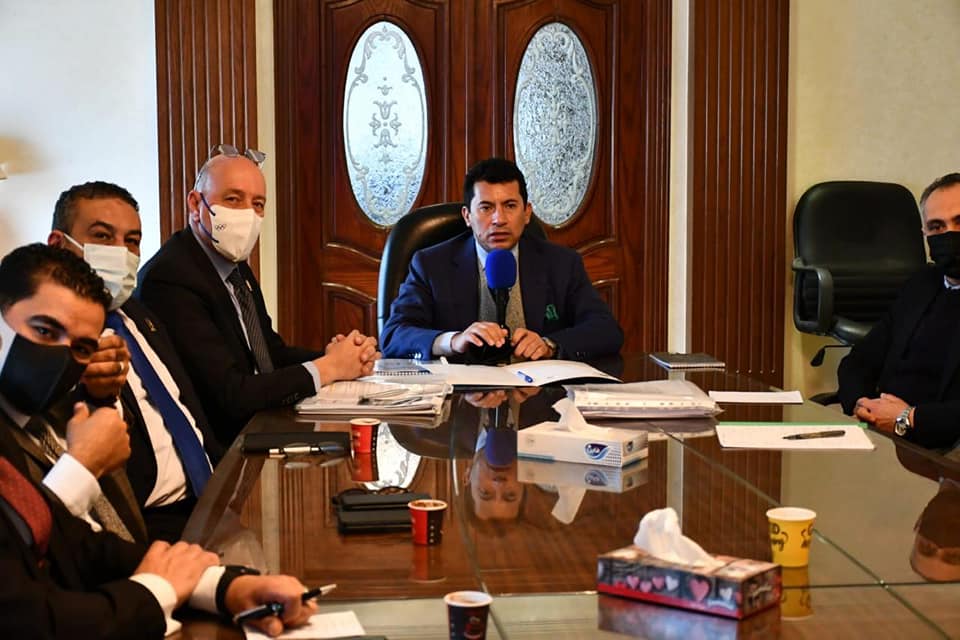 التقي الدكتور أشرف صبحي وزير الشباب والرياضة، الدكتور كلاوس شورمان رئيس الإتحاد الدولى للخماسى الحديث، عبر تقنية الفيديو كونفرانس، لمناقشة استعدادت مصر لاستضافة بطولة كأس العالم للخماسى الحديث بالقاهرة خلال الفترة من (20 - 28) مارس 2022، على ملاعب الجامعه الأمريكية بالقاهرة الجديدة، بالاضافة الي مناقشة اسناد تنظيم بطولة العالم للكبار 2022 للعام الثانى على التوالى والمقرر إقامتها آخر يوليو القادم . أكد وزير الشباب والرياضة أن البطولات الدولية التي استضافتها مصر في مختلف الألعاب الرياضية في الآونة الاخيرة، واستطاعت تحقيق النجاح في تنظيمها أعطي الثقة الكبيرة لمختلف الاتحادات الدولية في اسناد ملفات تنظيم البطولات للدولة المصرية، بفضل دعم القيادة السياسية للرياضة والرياضيين. أثني "صبحي" علي دور الاتحاد المصري للخماسي الحديث في إعداد اللاعبين وتنفيذ خططهم التدريبية في ضوء الاستعداد للبطولات المقبلة لمواصلة الانجازات التي يحققها أبطال الخماسي الحديث في مختلف المحافل. تقدم الدكتور كلاوس شورمان بالتهنئة للدكتور اشرف صبحى وزير الشباب والرياضة والاتحاد المصرى للخماسى الحديث برئاسة المهندس شريف العريان بفوز الإتحاد المصرى للخماسى الحديث كأفضل اتحاد على العالم لعام 2021 وذلك لنجاحه فى تنظيم أكبر خمس بطولات عالم لعام 2021 ولأول مرة فى العالم وهى بطولة العالم للكبار وبطولة العالم لليزر - رن وبطولة العالم للشباب تحت 21 سنة وبطولة العالم للشباب تحت 19 سنة وبطولة العالم للشباب تحت 17 سنة. حضر اللقاء أعضاء مجلس ادارة الاتحاد المصري للخماسي الحديث برئاسة المهندس شريف العريان أمين عام اللجنة الأولمبية المصرية، والدكتور محمد الكردى مساعد الوزير للبطولة، والدكتور عبد الأول معاون الوزير للبطولة.