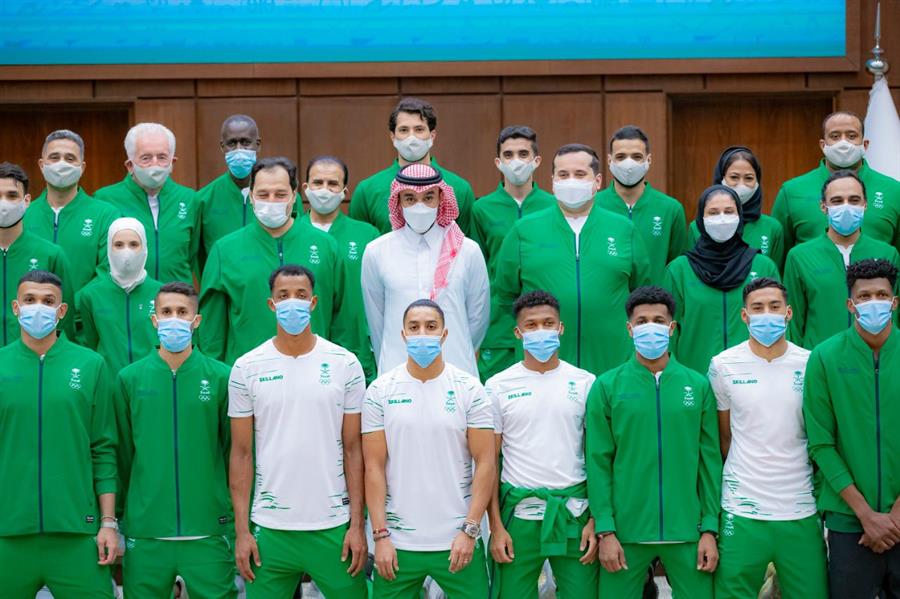 وصل الأمير عبدالعزيز بن تركي الفيصل وزير الرياضة رئيس اللجنة الأولمبية والبارالمبية السعودية ، اليوم إلى العاصمة الصينية بكين، ليرأس وفد المملكة المشارك في دورة الألعاب الأولمبية الشتوية 2022، التي تنطلق غداً الجمعة وتستمر حتى الـ 20 من فبراير الجاري في بكين. وتشارك المملكة لأوّل مرّة في الأولمبياد الشتوي عن طريق لاعب المنتخب السعودي للرياضات الشتوية فائق عابدي، الذي سجل اسمه بأحرف من ذهب كونه أول سعودي يشارك في الدورات الشتوية، وذلك في مسابقة التزلج الألبي Alpine Skiing وتحديدًا في رياضة التزلّج على المنحدرات العملاقة Giant Slalom، بعد أن نجح في التأهل إلى الأولمبياد في ديسمبر الماضي، بتحقيقه لمعدل 131.03 نقطة خلال أفضل 5 سباقات شارك فيها في فترة قياسية، مسجّلًا اسمه كأوّل سعودي يشارك في الدورة الشتوية منذ انطلاقها عام 1924م. وبهذه المناسبة، قال الأمير عبدالعزيز بن تركي الفيصل رئيس اللجنة الأولمبية والبارالمبية السعودية:" إن الدعم الذي يحظى به القطاع الرياضي من قبل مولاي خادم الحرمين الشريفين الملك سلمان بن عبدالعزيز آل سعود - حفظه الله –، وسمو سيدي ولي العهد صاحب السمو الملكي الأمير محمد بن سلمان بن عبدالعزيز آل سعود – حفظه الله - مكننا من المشاركة للمرة الأولى في تاريخ المملكة بدورة الألعاب الشتوية، الأمر الذي سيمنح كل المواهب السعودية التميز في المحافل الدولية كافة، وسيقود الرياضة إلى مزيد من التطور في مختلف الألعاب بإذن الله ". وأضاف الفيصل :" أن المشاركة في دورات الألعاب الشتوية للمرة الأولى في تاريخ المملكة عبر اللاعب فائق عابدي، الذي أتمنى له كل التوفيق والنجاح، يدفعنا للمضي قدماً في الاستمرار بالعمل الجاد لتطوير رياضيينا في مختلف الألعاب، تحقيقاً لمستهدفات رؤية المملكة 2030، الرامية إلى تحويل أحلام كل الرياضيين إلى واقع نفتخر به جميعا ". ويضم الوفد السعودي كلاً من الأمير فهد بن جلوي بن عبدالعزيز بن مساعد نائب رئيس اللجنة الأولمبية والبارالمبية، والأميرة ريما بنت بندر بن سلطان عضو مجلس إدارة اللجنة الأولمبية والبارالمبية السعودية وعضو اللجنة الأولمبية الدولية، وعضو مجلس إدارة اللجنة الأولمبية والبارالمبية أضواء العريفي.