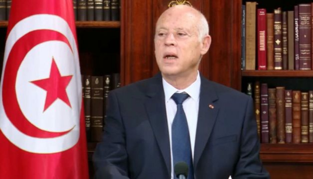 صرح رئيس المجلس الأعلى للقضاء يوسف بوزاخر لوكالة رويترز اليوم أن الشرطة التونسية أغلقت المجلس الأعلى للقضاء بواسطة أقفال حديدية ومنعت الموظفين والإداريين من دخوله ويأتي ذلك القرار عقب إعلان الرئيس التونسي قبس سعيد امس الأحد عن حل المجلس . وأشار بوزاخر أن الرئيس التونسي مر إلى مرحلة مصادرة المؤسسات ، فالرئيس قبس السعيد لم يكتفي بحل المجلس وإنما حل أيضا البرلمان وقام بعزل رئيس الوزراء واعتبر رئيس المجلس الأعلى للقضاء أنه هذا القرار خطيراًً جداًً وغير قانوني فهو إعلان سياسي غير مبرر ولا يوجد نص قانوني يسمح لرئيس بتلك الخطوة وفيه تمكين للحكم بمراسم ( قرارات رئاسية لها قوة القانون ) حسب قوله . وأضاف نحن مستمرون في عملنا فوجود المجلس يعطي قوة وضمانيه للقضاء في أن يعمل بشكل مستقل . ومن جهته أعلنت جمعية القضاء التونسية في بيان لها عن رفضها القاطع لكل المحاولات التي تمس السلطة القضائية وبالمجلس الأعلى للقضاء من قبل رئيس الجمهورية ونوه البيان على أن حل المجلس الأعلى للقضاء يشكل تراجعا غير مسبوق للمكتسبات الدستورية . ويذكر أن الرئيس التونسي قبس السعيد قد اصدر أمس قرار بإغلاق المجلس الأعلى للقضاء على اعتبار أن ذلك المجلس لا يعمل لصالح العام و يخدم اطراف سياسية معينة ولقى القرار ترحيب من بعض التونسيين بينما اعتبره المعارضين انقلاب يقوض استقلال القضاء