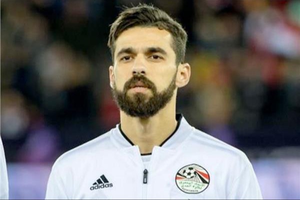 عبدالله السعيد يعلن إعتزاله عن اللعب الدولي كتبت : عائشة حافظ أعلن عبد الله السعيد لاعب فريق بيراميدز ومنتخب مصر، عبر صفحة الرسمية علي موقع التواصل الإجتماعي "تويتر" ، اعتزاله اللعب الدولي مع منتخب مصر . ‏وكتب السعيد في تغريده له ،فى البداية كنت اتمنى أن نرجع بالكاس عشان نفرح كل الناس بعد المشوار الطويل فى البطولة لكن قدر الله وما شاء فعل. وأضاف الحمدلله تشرفت بارتداء قميص منتخب مصر، وتمثيل بلدى لسنين طويلة فى كل المراحل السنية ناشئين وشباب لحد ما وصلت للمنتخب الأول. وشكر كل الأجهزة الفنية والادارية واللاعبين اللى تشرفت بالعمل معاهم فى كل المراحل. و أعلن اللاعب اعتزاله عن  اللعب الدولى مع منتخب مصر الاول. وأكد السعيد أن هذا القرار اتخذه قبل بطولة كأس الأمم الإفريقية، وهي آخر بطولة دولية يخوضها اللاعب. ‏وأختتم السعيد في النهايه  بتمني  التوفيق للاعبين والجهاز الفنى خلال الفترة المقبلة .