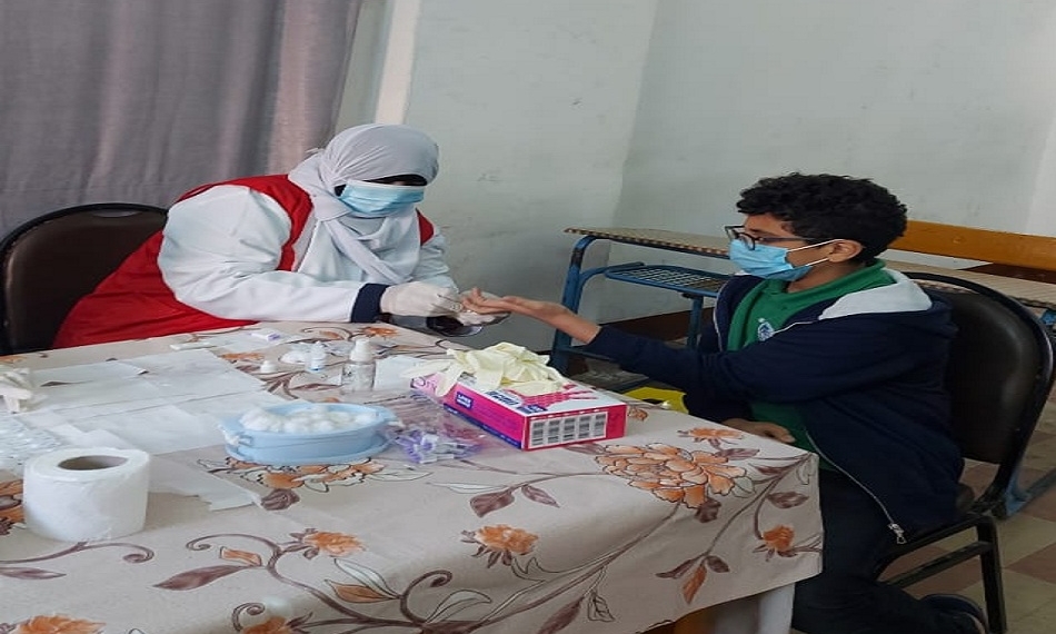 أعلنت وزارة الصحة والسكان، فحص مليون و566 ألف و850 طالب ضمن مبادرة رئيس الجمهورية للكشف المبكر عن فيروس "سي" بين طلاب المدارس بالصف الأول الإعدادي تحت شعار "100 مليون صحة" بالمجان للعام الرابع على التوالي، وذلك منذ انطلاق المبادرة يوم 21 من شهر نوفمبر الماضي وحتى اليوم. يأتي ذلك وفقًا لتوجيهات السيد الرئيس عبد الفتاح السيسي، باستمرار عمل المبادرة لمدة 5 أعوام على التوالي لطلاب المرحلة الإعدادية، لضمان الحفاظ على خلو مصر من فيروس "سي". وأوضح الدكتور حسام عبد الغفار، المتحدث الرسمي لوزارة الصحة والسكان، أن المبادرة تستهدف فحص 2 مليون و500 ألف طالب بالصف الأول بالمرحلة الإعدادية خلال العام الدراسي الحالي، لافتاً إلى أن المحافظات الأعلى في نسبة الفحص منذ انطلاق المبادرة؛ محافظة القاهرة حيث تم فحص 144 ألف و926 طالب، تليها محافظة الجيزة 143 ألف و719 طالب، ثم محافظة البحيرة 121 ألف و79 طالب، ثم محافظة القليوبية 105 ألف و131 طالب. ومن جانبه، قال الدكتور محمد ضاحي، رئيس الهيئة العامة للتأمين الصحي، إن العمل بالمبادرة يتضمن إجراء الفحص للطلاب داخل المدارس بواسطة الكواشف السريعة، وذلك من خلال 419 فريق طبي بالهيئة العامة للتأمين الصحي. وأكد "ضاحي" إجراء التحاليل والفحوصات اللازمة وصرف العلاج بالمجان للحالات التي ثبتت إصابتها بفيروس "سي" من الطلاب، وذلك بعد إحالتهم إلى لجان الكبد الموزعة بفروع الهيئة العامة للتأمين الصحي على مستوى محافظات الجمهورية فور اكتشاف إصابتهم خلال الفحص بالمدارس.