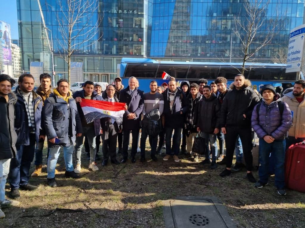 صرحت رئاسة مجلس الوزراء برئاسة الدكتور مصطفى مدبولي بأنها تتابع على مدار الساعة الجهود المبذولة من قِبل سفارات جمهورية مصر العربية في دول الجوار الأوكراني لتقديم الدعم اللازم للمواطنين المصريين، حيث تعمل السفارات في عواصم هذه الدول على تيسير كافة أشكال المساعدة المُتاحة لمواطنينا، والاطمئنان على كافة جوانب أحوالهم المعيشية، والعمل على توفير تنقلاتهم من النقاط الحدودية إلى العواصم. كما قامت سفاراتنا بإجراء كافة الاتصالات والتنسيق مع سلطات تلك الدول على مختلف المستويات في هذا الصدد، علاوة على تسكين المواطنين في الفنادق وأماكن الإقامة المؤقتة لهم. وفي هذا الإطار، تتوالى جهود سفارتنا في وارسو مع السلطات البولندية الصديقة لتقديم أوجه الدعم المطلوبة للمواطنين الذين عبروا الحدود الأوكرانية باتجاه بولندا؛ حيث أوضح السفير حاتم تاج الدين، سفير مصر في وارسو، أن العدد الإجمالي للمصريين الذين وصلوا إلى بولندا قد بلغ 453 مواطنًا مصريًا. وقد اضطلعت السفارة بالمساهمة، وذلك بالتنسيق مع السلطات البولندية، في ترتيب تنقلات مواطنينا انطلاقًا من المعابر الحدودية إلى العاصمة وارسو، فضلًا عن تسكينهم في الفنادق، وبذل كافة الجهود للاطمئنان على استقرار أوضاعهم المعيشية. وتجدر الإشارة إلى أن عمليات عبور الحدود الأوكرانية باتجاه بولندا لا تزال مستمرة، حيث تابعت السفارة اليوم إنهاء الإجراءات والترتيبات الخاصة بعبور نحو 81 مصريًا إضافيًا للحدود باتجاه العاصمة وارسو. وفي السياق ذاته، التقى السفير محمد الشناوي، سفير مصر في بودابست، بمجموعة من المواطنين الذين عبروا الحدود باتجاه المجر، حيث كانت السفارة قد قامت بإنهاء إجراءات تسكينهم، والتأكد من تقديم مختلف أشكال الرعاية المطلوبة، والتنسيق مع شركة مصر للطيران لضمان توفير مقاعد لهم على متن الرحلة المتجهة إلى القاهرة. وقد أسفرت تلك الجهود عن سفر مجموعة من الطلاب والمواطنين المصريين من المجر إلى أرض الوطن، وكان السفير المصري في توديعهم في مطار بودابست. كما قام سفير جمهورية مصر العربية في براتيسلافا السفير باسم خليل، بالتنسيق المتواصل مع السلطات السلوفاكية الصديقة، من أجل إنهاء الإجراءات الخاصة بعبور عدد من مواطنينا للحدود الأوكرانية باتجاه سلوفاكيا، وتوفير وسائل التنقل المناسبة لهم من النقاط الحدودية إلى العاصمة براتيسلافا، فضلًا عن قيام السفارة بتسكينهم في مقار مؤقتة لإقامتهم؛ حيث قام السفير خليل بزيارتهم بمقر إقامتهم، والاطمئنان على أوضاعهم المعيشية، مؤكدًا على مواصلة السفارة لجهودها في تقديم كافة التسهيلات والإمكانات المتاحة لهم، وكذا متابعة توافد مزيد من المواطنين المصريين الذين عبروا الحدود وفي طريقهم إلى العاصمة السلوفاكية.