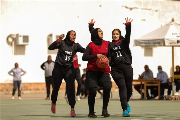 أطلقت وزارة الشباب والرياضة منافسات النسخة الثانية من دوري منتخبات كرة السلة للصم بنات, والذي تنظمه الوزارة من خلال الادارة المركزية لشيؤون الوزير .مكتب قادرون باختلاف/, بمشاركة 20 محافظة, خلال الفترة من 1 الي 6 مارس, وذلك بالمدينة الشبابية بابي قير بالاسكندرية. حضر حفل الافتتاح الدكتورة صفاء الشريف مدير مديرية الشباب والرياضة بالاسكندرية, والدكتور محمد عبد الستار والدكتورة هدي ابو ضيف عضوا مكتب قادرون باختلاف بالوزارة, والدكتور عاطف صلاح المشرف العام علي الدوري وممثل الادارة المركزية لمراكز الشباب, وحسين فرج, وخالد الحديدي ممثلي الادارة المركزية لمراكز الشباب. وتضم اللجنة المنظمة للبطولة الدكتور هشام احمد علي رييس اللجنة وعضوية كل من الدكتور محمد جمال, والدكتور عبد العظيم صلاح, واميرة علي, ويدير المباريات لجنة الحكام والتي تضم كل من الكابتن محمود براهيم, والكابتن خالد احمد, والكابتن حسام عبد المنعم, والكابتن احمد محمود علي, والكابتن الاء خالد, والكابتن احمد محمود فهمي. وتم تقسيم المحافظات المشاركة الى أربع مجموعات تضم كل مجموعة خمس منتخبات, حيث ضمت المجموعة الاولى محافظات (المنوفية, كفر الشيخ, المنيا, الاقصر, مطروح), وضمت المجموعة الثانية محافظات (القليوبية, اسيوط, بورسعيد, الفيوم, الشرقية), بينما ضمت المجموعة الثالثة محافظات (الجيزة, الاسكندرية, شمال سيناء, السويس, دمياط), فيما ضمت المجموعة الرابعة محافظات (بني سويف, القاهرة, قنا, البحيرة, الوادي الجديد). يذكر ان الهدف من اقامة هذا الدوري هو توسيع قاعدة الممارسة وجذب الفتيات من ذوي الاعاقة السمعية لممارسة الرياضة داخل المجتمع, علي غرار دوري مراكز الشباب للصم للبنين, بالاضافة الي بث روح المنافسة الشريفة بينهم, واكتشاف المواهب وزيادة الانتماء لديهم.