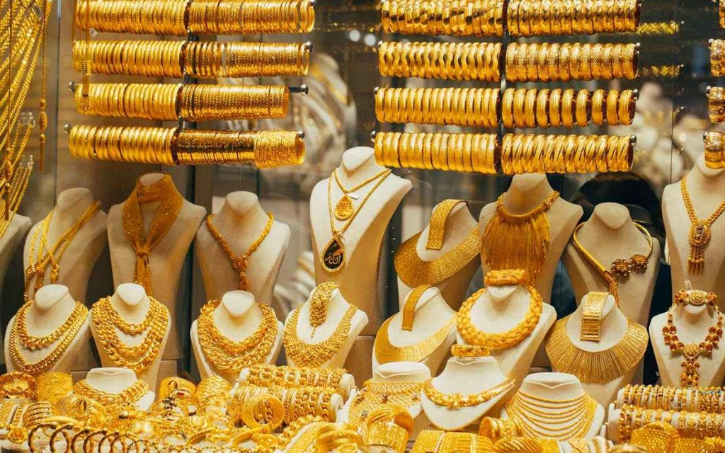 أسعار الذهب اليوم شهدت أسواق الذهب بمصر، أمس، ارتفاعا بالغاً بعد ارتفاع سعر الدولار، وسجل إجمالي ارتفاع الذهب 130 جنيه. واستقرت أسعار الذهب اليوم فسجل عيار 21  1025 جنيها للجرام  عيار 18 يسجل 878 جنيها للجرام  عيار 24 يسجل 1171 جنيها للجرام  الجنيه الذهب 8200 جنيها.
