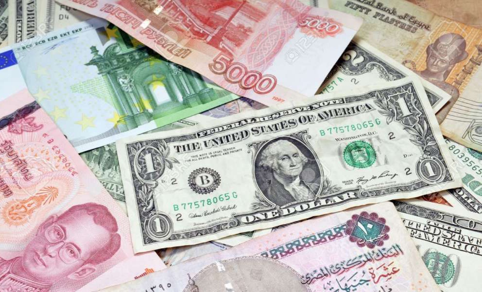 استمرار ارتفاع العملات الأجنبية مقابل الجنية المصري كتبت: عائشة حافظ ارتفع سعر الدولار في مقابل الجنية المصري، بداية تعاملات اليوم في جميع البنوم المصرية، متأثر بالحرب بين روسيا وأوكرانيا. كما ارتفع سعر العملات الأجنبية الأخرى، وسجل الدولار نحو 18.45 جنيه للشراء، و18.54 جنيه للبيع. فيما سجل الريال نحو 20.34 جنيه للشراء، و20.45 جنيه للبيع، كذلك ارتفع سعر الريال السعودي الى 4.91 جنيه للشراء، و 4.94 جنيه للبيع. ووقفز الدينار الكويتي الى 60.64جنيه للشراء، و 61.08 جنيه للبيع، ذلك وفقا للبنك المركزي المصري.