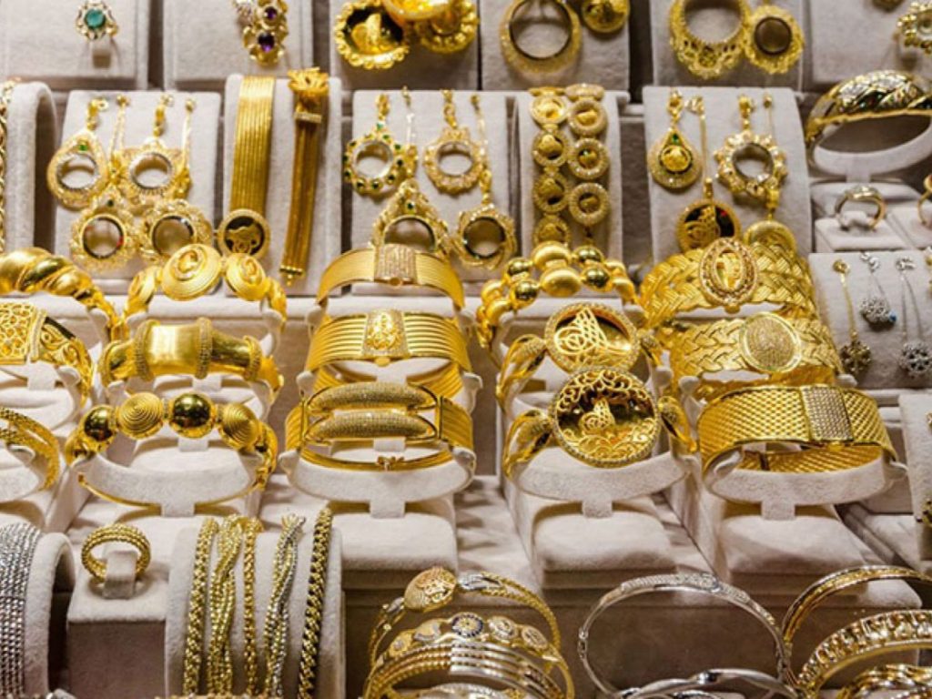 شهدت أسعار الذهب اليوم استقرارا طفيفا، بعدما شهده من ارتفاع خلال الأيام الماضية . فسجل الذهب عيار 14 سعر 660 جنيهًا. وعيار 18 نحو 848 جنيهًا. كما سجل  الذهب عيار 21 نحو  990 جنيهًا. واستقر الذهب عيار 24 نحو 1131 جنيهًا. أما الجنيه الذهب وزن 8 جرامات ،  7970 جنيهًا.