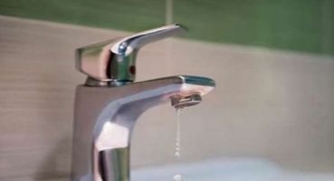 أعلنت شركة مياه الشرب والصرف الصحي بالجيزة، انقطاع المياه عن عده مناطق وهم  ( المنيب - القصبجي - العمرانية الشرقية - شارع البحر الأعظم - شارع ربيع الجيزي - ساقية مكي - ميدان الجيزة)، وذلك اعتباراً من الساعة 10 مساء اليوم الخميس  وحتى الساعة 8 صباح غدٍ الجمعة. وأرجعت الشركة سبب الانقطاع إلى أعمال الصيانة بمحطة مياه جزيرة الدهب، قبل بدء شهر رمضان المبارك وحلول فصل الصيف. وأكدت على  انها ستوفر سيارات مياه صالحة للشرب متواجدة بالمناطق المتأثرة وفى حالة طلبها يرجى الاتصال بالخط الساخن ١٢٥ من التليفون الأرضي.