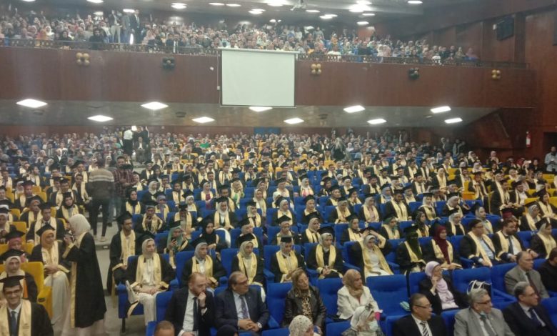 Photo of رئيس جامعة بنها يشهد حفل تخريج الدفعة 34 بكلية الطب البشري