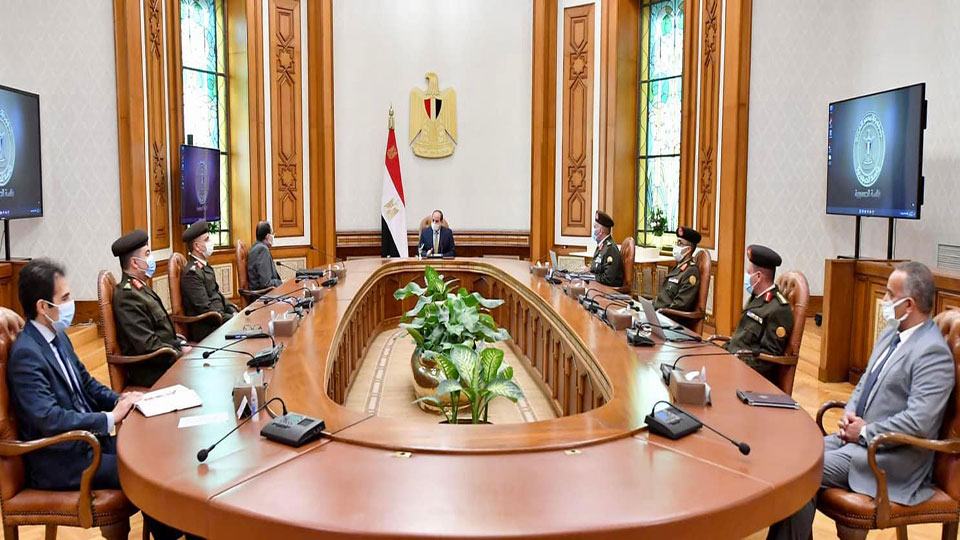 اجتمع الرئيس عبد الفتاح السيسي، اليوم السبت، مع اللواء أمير سيد أحمد مستشار رئيس الجمهورية للتخطيط العمراني، واللواء أ.ح إيهاب الفار رئيس الهيئة الهندسية للقوات المسلحة، واللواء أ.ح خالد فوزي مدير إدارة المساحة بالقوات المسلحة، واللواء شريف مازق مساعد رئيس الهيئة الهندسية للبحوث والتطوير، واللواء تامر مختار مساعد رئيس الهيئة الهندسية للقوات الجوية، والعميد عبد العزيز الفقي مساعد رئيس الهيئة الهندسية لتصميمات الطرق، والدكتور طارق الخضيري مدير مصنع "إبداع" للرخام. وصرح المتحدث الرسمي لرئاسة الجمهورية بأن الاجتماع تناول "متابعة الموقف التنفيذي لمشروعات الهيئة الهندسية على مستوى الجمهورية". وقد وجه الرئيس بالتركيز على امتلاك القدرة بتوطين الصناعة والتكنولوجيا الخاصة بقطاع التشييد والبنية الاساسية، لمًا لذلك من مردود مباشر على معدلات التنفيذ، ودعم عملية التنمية الشاملة التى تشهدها الدولة، فضلاً عن ترشيد الاستيراد، وذلك بمشاركة مجتمع رجال الأعمال في قطاعات التنمية المختلفة. وقد اطلع الرئيس خلال الاجتماع على سير العمل في عدد من المشروعات الإنشائية بالعاصمة الإدارية الجديدة، خاصةً الأكاديمية العسكرية بمقر القيادة الاستراتيجية، والتصميمات الداخلية والأعمال الفنية لمسجد مصر وما يضمه من قاعات، لاسيما دار القرآن الكريم، بالإضافة إلى اطلاع سيادته على الموقف التنفيذي لمدينة مصر الدولية للألعاب الأولمبية. كما اطلع الرئيس على الموقف التنفيذي الخاص بمشروعات قطاع الطرق والمحاور الجديدة على مستوى الجمهورية، بما في ذلك إنشاء محور "دار السلام" أعلى نهر النيل بمحافظة سوهاج بطول 28 كم، فضلاً عن مستجدات سلسلة المشروعات التي تهدف لتحقيق الاستغلال الأمثل وتطوير الأراضي الفضاء على جانبي الطرق والمحاور بالقاهرة الكبرى. وأضاف المتحدث الرسمي أن الرئيس اطلع أيضاً على جهود تطوير المطارات في محافظة جنوب سيناء، خاصةً مطارات شرم والشيخ والطور وسانت كاترين، إلى جانب مطار الغردقة، فضلاً عن تطوير المداخل والطرق والمحاور بمدينة شرم الشيخ، وذلك في إطار جهود الدولة لرفع كفاءة البنية التحتية للمدينة بكافة جوانبها ومكوناتها استعداداً لاستضافتها لقمة الأمم المتحدة العالمية للمناخ COP27 في شهر نوفمبر المقبل. كما تم كذلك استعراض الموقف التنفيذي لتطوير ورفع كفاءة شبكة الطرق والمحاور داخل محيط مجمع استاد القاهرة، وربطه بالمحاور الرئيسية فى نطاقه الجغرافي.