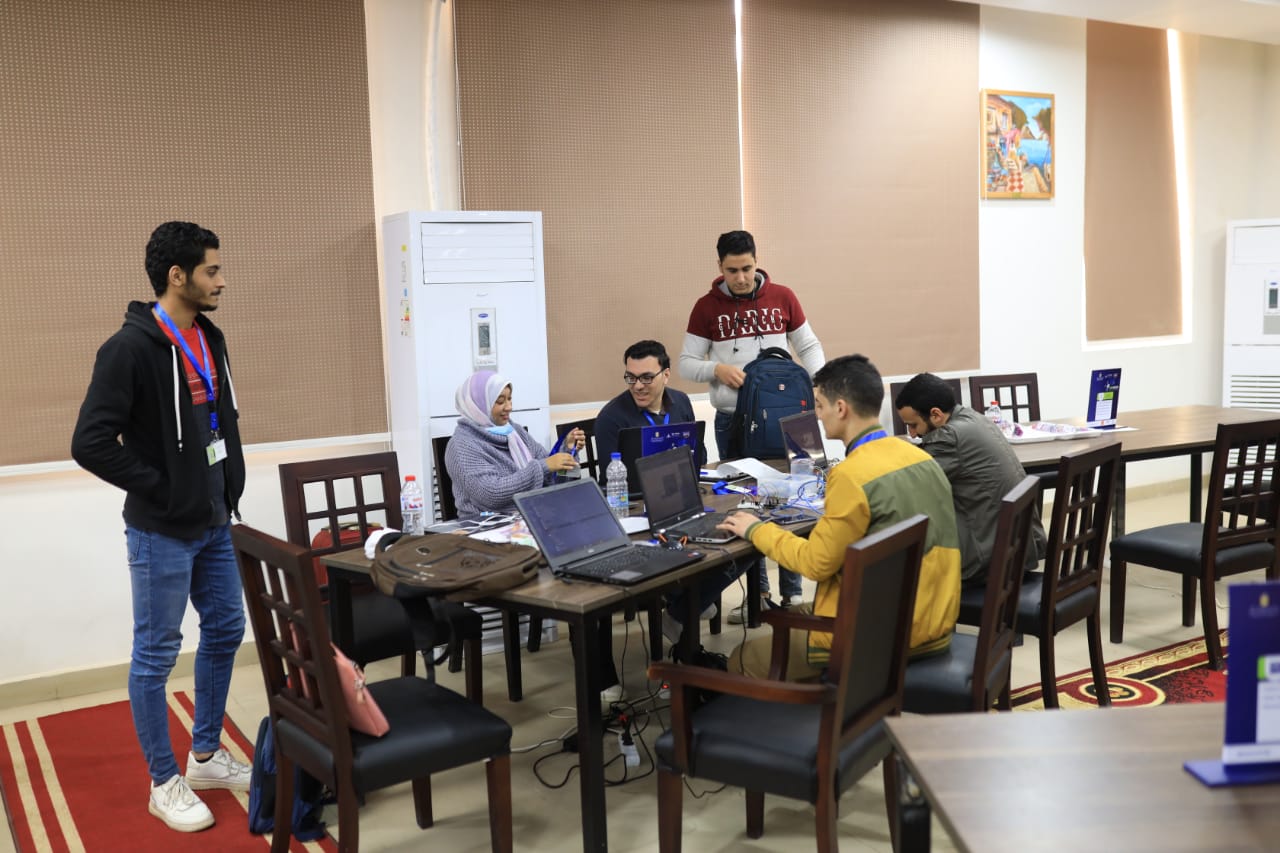 تواصلت فعاليات هاكاثون المدن الذكية، الذي تنظمه جامعة بنها، لليوم الثانى على التوالى بمشاركة 40 فريقاً طلابياً، يمثلون 25 جامعة حكومية وخاصة وأهلية. وتستمر الفعاليات حتى غدا السبت 26 مارس الجاري، برعاية الدكتور خالد عبد الغفار، وزير التعليم العالي والبحث العلمي، والدكتور جمال سوسه رئيس جامعة بنها ، وبالتعاون مع شركة أمازون ويب سيرفيسز. ويتنافس الطلاب فيما بينهم في العمل على تنفيذ الأفكار والحلول البرامجية المبتكرة، في مجالات ومسارات التنافس المحددة، ضمن فعاليات الهاكاثون، وهي المباني الذكية، والمرافق الذكية، والحدائق الذكية، والنقل والمرور الذكي، والمستشفيات الذكية، والتدوير الذكي، والمراقبة الذكية، والطاقة الذكية، والإدارة الذكية، والمدارس والجامعات الذكية. وتحصل الفرق الفائزة في مسابقة الهاكاثون على جوائز مالية بإجمالي 100 ألف جنيه مصري، مقدمة من جامعة بنها بالإضافة إلى جوائز قيمة مقدمة من شركة أمازون ويب سيرفيسز، كما سيحظى الفائزون بفرصة كبيرة لتسويق ابتكاراتهم للجامعات الأهلية المصرية الجديدة.