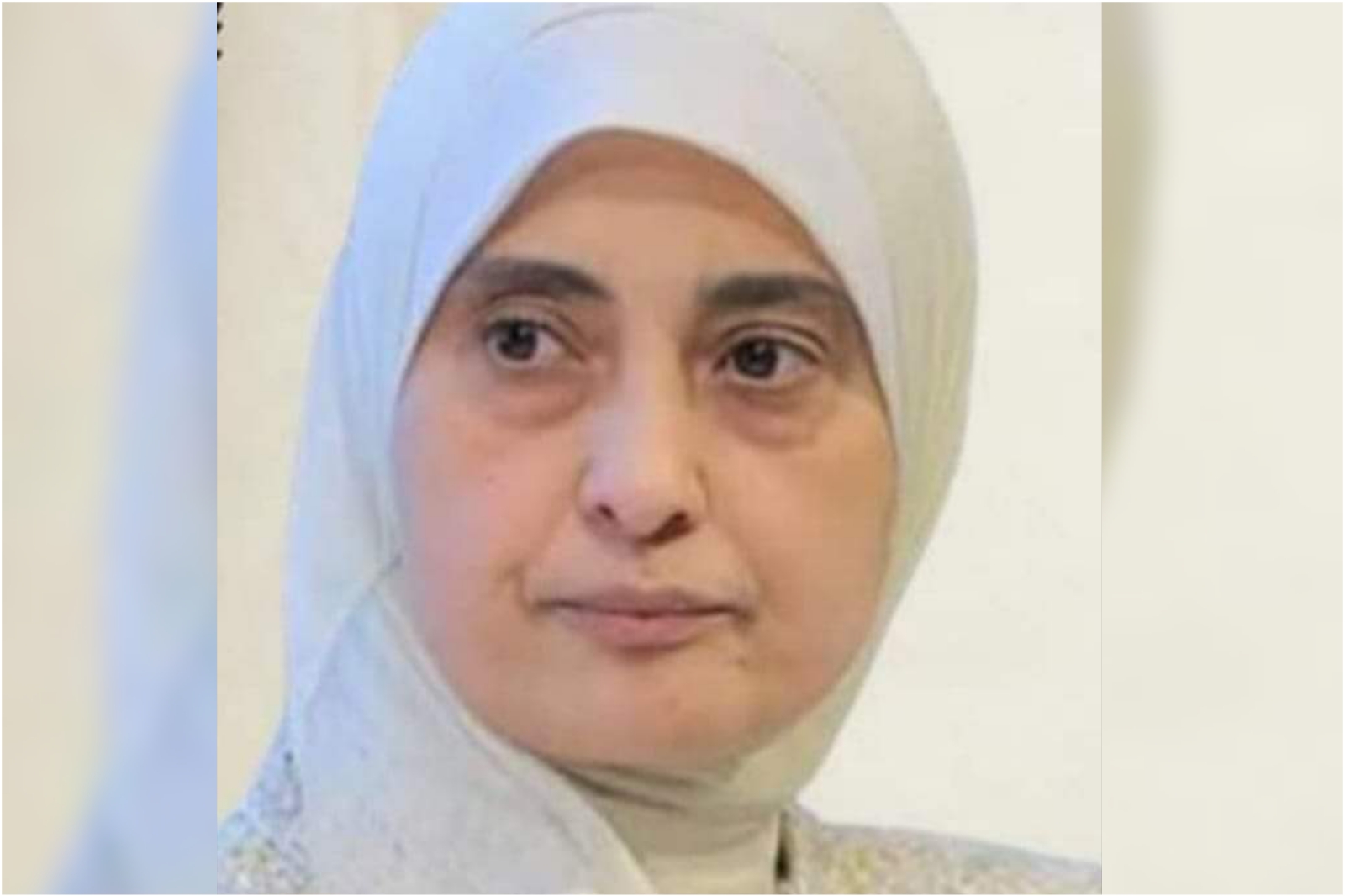 الطبيب الملاك بقلم ممدوح عكاشة عندما يكون الطبيب ملاكا أختيرت ضمن قائمة 100 من عظماء الطب فى العالم! الدكتورة نهال الشقنقيرى أستاذ بكلية الطب جامعةالإسكندرية تقوم الدكتورة نهال بعالج رمد الأطفال بالمجان. هذا وقد رفضَتِ العملَ الطبي الخاص سواء في عيادة خاصة بها، أو المستشفيات الخاصة ، ونذَرَتْ نفسَها لعلاج عيون الأطفال بالمستشفى الميري بطب الإسكندرية ، ورفضَتْ عُروضًا بعقودٍ للعمل في دول خارجية أجنبية وعربيه وقالت أنا كأبي بكر الصِّديق رضي الله عنه ترك مالَه لله ورسوله. تقول الدكتورة نهال إذا سافرتُ من أجل نفسي فمن الذي يحل محلي ويقوم بمثل ما أقوم به مع الأطفال المحتاجين؟ هذا العمل أتمنى أن أقابل ربنا به ، ربنا يرضى عني ويقبلني ويدخلني الجنة. لقد حَوَّلَتْ عيادةَ قسم رمد الأطفال بالمستشفى الميري بجامعة الإسكندرية ، إلى مؤسسة طبية علاجية حضارية عالمية لا نظير لها ، بفضل الله تعالى، ثم بمعونة المتبرعين من الأفراد والشركات ورجال الأعمال، ثم بمعونة إدارة الجامعة وكلية الطب، والفريق الطبي المعاون لها. يأتي الناس من كل مكان في مصر وخارج مصر ، تبدأ العمل من 4 صباحًا وتقوم بالكشف على 300 حالة يوميا ، 75 ألف حالة سنويًّا ، وتقوم بإجراء عمليات جراحية لـ 26 حالة في اليوم! وهناك معلومات أخرى تجعلك في غاية الذهول والدهشة من توفيق الله لها وللفريق العامل معها ، كل ذاك مجاااانًا بالتبرعات من أهل الخير والإحسان ، هذا وقد أسهمت عالمياً في تخصصها بالأبحاث العلمية التي تدرس على مستوى العالم كله. إذا كان د. مجدي يعقوب أيقونة طب القلب فى العالم. فإن دكتور نهال الشقنقيري رعاها الله وأنعم عليها أيقونة طب رمد وعيون الأطفال فى العالم .