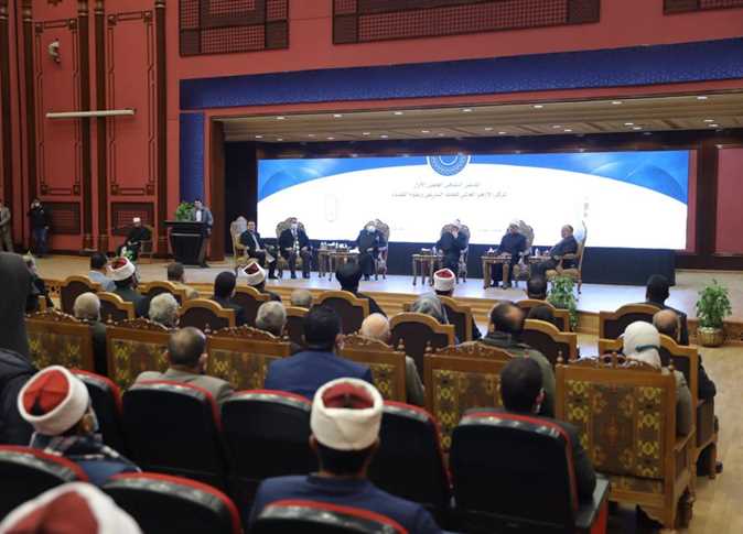 نظم مركز الأزهر العالمي للفلك الشرعي وعلوم الفضاء بمجمع البحوث الإسلامية ورشة عمل بعنوان "أثر تطور علم الفلك وتكنولوجيا الفضاء تجاه مقاصد الشريعة الإسلامية رؤيا إسلامية مستدامة"; وذلك على هامش مؤتمر كلية أصول الدين بالقاهرة، والذي عقد اليوم تحت عنوان; "التنمية المستدامة في الفكر الإسلامي" ويختتم أعماله غدا /الأحد/. وقال الأمين العام لمجمع البحوث الإسلامية الدكتور نظير عياد إن مثل هذه الورش والملتقيات العلمية تمثل أهمية كبرى في إطار اهتمام الدولة بقيادة الرئيس عبد الفتاح السيسي بمجالات البحث العلمي وخاصة علوم الفلك والفضاء، مشيرا إلى أن ما تناقشه محاور هذه الورشة يؤكد أن مصر تسير نحو تطور مهم يسعى لاستثمار كل مواردها الطبيعية وإمكاناتها في خدمة المجتمع وتلبية احتياجاته، والحفاظ على الأجيال القادمة. وأوضح الأمين العام " أننا نجد أنفسنا من خلال هذه الورشة أمام أول مقصد من مقاصد الشريعة وهو الدين، فالصلاة والصيام عبادات متعلقة ببدايات الشهور، ويمكننا التعاون مع الجهات المعنية كدور الافتاء والمراكز البحثية والفلكية; لكي يقوم كل منا بدوره من أجل رأب الصدع، وخاصة من يريد أن يشكك في الأمور المتعلقة بالعبادات ". فيما قال الدكتور حسن صلاح الصغير إن قضية الدراسات الفلكية لها صلة بالعلم الشرعي، فهناك أدلة كثيرة من القرآن الكريم والسنة المطهرة تذكر الإنسان بهذه المعارف، وتستحثه على النظر فيها باعتبارها من نعم الله عز وجل، وعمارته للكون، ولقد تنبه علماء الشريعة الإسلامية لذلك فاعتمدوا كثيرا على المعطيات العلمية لا سيما في جانب الفلك والعلوم التجريبية بصفة عامة. وتضمنت الورشة عدة محاور استهدفت الحديث عن إسهامات علوم الفلك وتكنولوجيا الفضاء في التنمية المستدامة، والإسلام والتنمية المستدامة رؤى كونية، وأثر بعض الأحكام الشرعية والواجبات الدينية على تطور علوم الفلك في الإسلام.