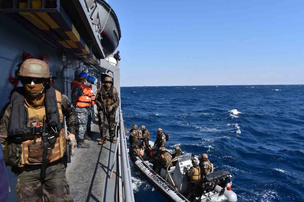 نفذت القوات البحرية المصرية والفرنسية تدريبان بحريان عابران بنطاق الأسطول الجنوبى بالبحر الأحمر، فى إطار خطة القيادة العامة للقوات المسلحة للإرتقاء بمستوى التدريب وتبادل الخبرات مع القوات المسلحة للدول الشقيقة والصديقة. حيث قامت الفرقاطة المصرية (سجم أبو قير) مع حاملة المروحيات الفرنسية (MISTRAL)، والفرقاطة الفرنسية (COURBET) من طراز (FREMM) بتنفيذ العديد من الأنشطة التدريبية المختلفة ذات الطابع الإحترافى منها التدريب علي تنفيذ عملية إبرار بحرى على إحدى الجزر، وكذا التدريب على تنفيذ إجراء عمليات مسح وإستطلاع الشاطئ، بالإضافة إلى الإبرار بإستخدام الوسائط والتدريب على تنفيذ إجراءات الإعتراض البحرى وحق الزيارة والتفتيش وحماية سفينة الإبرار أثناء القيام بمهامها. كما قامت صائدة الألغام المصرية (نافارين) بالإشتراك مع كاسحة الألغام الفرنسية (ORION) بالتدريب على البحث وإكتشاف وتحديد الألغام البحرية ، إضافةً إلى التدريب على أساليب تدمير الألغام البحرية المكتشفة، وذلك بإستخدام أحدث الأسلحة والمعدات. وتعكس التدريبات البحرية المتعددة التي نفذتها القوات البحرية المصرية والفرنسية سويا في الآونة الأخيرة تطوراً كبيراً للقوات البحرية المصرية والطفرة التكنولوجية الهائلة التى شهدتها فى السنوات الأخيرة ومواكبتها لكبرى القوات البحرية العالمية، كما تظهر عمق العلاقات الثنائية (المصرية / الفرنسية) وسعيهم المتواصل نحو حفظ الأمن والإستقرار البحري بالمنطقة.
