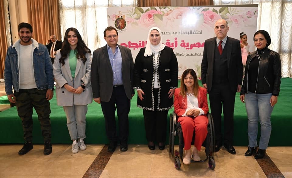 شاركت نيفين القباج وزيرة التضامن الاجتماعي، في احتفالية نادي الصيد التي أقيمت تحت عنوان "المرأة المصرية أيقونة النجاح"، وذلك في إطار احتفالات الدولة بالمرأة المصرية، حيث تم تكريم السيدات المتميزات والأمهات المثاليات لعام 2022 . اقيم الاحتفال بنادي الصيد في حضور المهندس عبدالله غراب رئيس مجلس الإدارة، والدكتور أشرف نهاد محرم نائب رئيس مجلس الإدارة والأستاذة مريم عثمان عضو مجلس الإدارة، وهبه ممدوح عضو مجلس الإدارة، وإيمان كريم عضو مجلس الإدارة، وعدد من الفنانات والإعلاميات ونجمات المجتمع. وأبدت وزيرة التضامن الاجتماعي سعادتها بالتواجد داخل نادي الصيد المصري الذي يشهد طفرات كبيرة وازدهارًا علي مدار تاريخه، مقدمة التهاني لكل امرأة عضوة بالنادي أو عاملة بمناسبة احتفالات الدولة بالمرأة المصرية خلال شهر مارس الجاري. وأكدت القباج أن رئيس الجمهورية أنصف المرأة المصرية، التي تولت مناصب قيادية وتنفيذية في الدولة، فهناك دور ريادي للمرأة المصرية في مواقع العمل المختلفة، وكذلك في مواقع المسئولية المجتمعية، مشيرة إلي أنه إذا كانت المرأة نصف المجتمع، فهي المسئول عن تنشئة النصف الآخر التنشئة السليمة، مثمنة كذلك دور الرجل في حياة المرأة، خاصة في ظل اهتمام الدولة بتنمية الأسرة المصرية، فالرجل والمرأة دورهما مهم لدورة الحياة. وأوضحت وزيرة التضامن الاجتماعي أن الموازنة المخصصة لبرنامج الدعم النقدي " تكافل وكرامة" ارتفعت من 3.7 مليار جنيه عام 2014 إلى 19 مليار جنيه عام 2021، تحصل السيدات علي 14 مليار جنيه منهم في برنامج الدعم النقدي تكافل وكرامة، كما يتم دعم السيدات ذات الإعاقة بما يقرب من ٢ مليار جنيه سنويًا ، بالإضافة إلي دعم السيدات المعيلات بـ2 مليار جنيه سنويا. وقامت الوزارة باستخراج الأوراق الثبوتية لما يقرب من 830,000 سيدة بما يشمل بطاقات رقم قومي، شهادات زواج، شهادات طلاق وشهادات ميلاد للأطفال، فضلًا عن تنفيذ مشروعات متناهية الصغر للنساء، وقد بلغ الرأس مال الأساسي للقروض الميسرة ما يقرب من 2.4 مليار جنيه مصري موجه إلى 360 ألف مستفيد ، أغلبهم من السيدات، كما تم دعم الأمهات أثناء فترة الحمل بصرف تعويضات للسيدات العاملات في القطاع الخاص أثناء فترة الوضع بنسبة 75% من الأجر الأخير، وذلك لمدة 90 يومًا تُسدده صناديق التأمينات الاجتماعية، في حين بلغت النفقة المُحصَّلة من خلال صندوق تأمين الأسرة ببنك ناصر لصالح النساء والأفراد دون عائل ما يقرب من 850 مليون جنيه سنويا. كما قامت وزارة التضامن بإصدار قرار بإعفاء المسنين فوق سن 70 سنة من مصروفات المواصلات العامة بما يشمل السكك الحديدية ومترو الأنفاق، ،هذا بالإضافة إلى إعفاء من بلغوا 65 سنة بنسبة 50%، كما قامت الوزارة بإصدار مقترح لقانون لحقوق المسنين لأول مرة في مصر، وتمت الموافقة عليه من تكافل وكرامة وجار مراجعته من مجلسي النواب والشيوخ. وأعلنت القباج بمناسبة الاحتفال بالمرأة المصرية في شهر مارس عن تخصيص ألف جنيه كدعم من وزارة التضامن التضامن الاجتماعي للسيدات العاملات بالنادي التي يبلغ عددهن 75 سيدة، بالإضافة إلي حصول كل سيدة عاملة علي عدد 2 كرتونة لشهر رمضان المعظم بإجمالي 150 كرتونة. ومن جانبه أكد المهندس عبدالله غراب، رئيس مجلس إدارة نادي الصيد المصري، أن المرأة تمثل كل شيء للمجتمع المصري، مبديًا فخر النادي بعضوات النادي عبر تاريخه، خاصة أن دورهن واضح في النادي، موجهًا الشكر كذلك للسيدات العاملات بنادي الصيد الرياضي، مقدرًا الجهد الكبير المقدم من جانبهن. وأشاد رئيس مجلس إدارة نادي الصيد بالدور والمجهود الكبير الذي تقوم به وزيرة التضامن الاجتماعي، ودورها الكبير الذي يشهد له الجميع، خاصة فيما يتعلق ببرامج الحماية الاجتماعية وأنشطة الوزارة المختلفة. وأهدي غراب درع النادي لوزيرة التضامن الاجتماعي تقديرًا لكافة الجهود التي تقوم بها في جهود وبرامج الوزارة المختلفة.