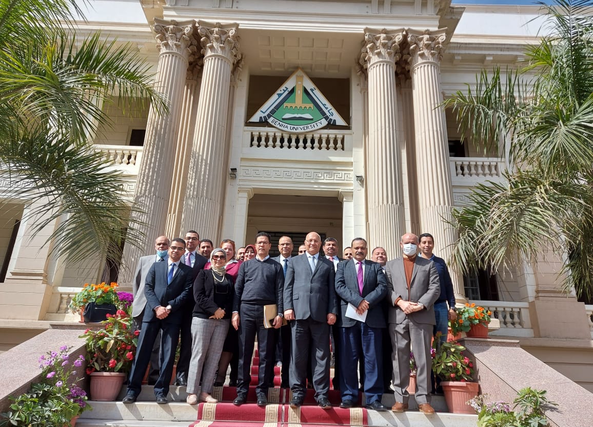 جامعة بنها تحصل علي تجديد شهادة الأيزو 9001 - 2015 أعلن الدكتور جمال سوسه رئيس جامعة بنها عن توصية شركة ايه جي ايه الممثلة لشركة سوكوتيك الفرنسية المانحة لشهادة الجودة باستمرار شهادة الأيزو الحاصل عليها النظام الإدارى للجامعة لعام آخر، بعدما خضعت إدارات الجامعة لعملية مراجعة لنظام إدارة الجودة بها وفقا للمواصفة القياسية أيزو 9001 - 2015 من الشركة المانحة للشهادة. وقال الدكتور جمال سوسه أن التوصية باستمرارية شهادة الأيزو 9001 - 2015 يؤكد تميز الجامعة في تطبيق المعايير الدولية للجودة ، موضحا أن الجامعة تسير وفق خطة ورؤية مستقبلية تواكب متطلبات الدولة في التطوير المستمر للعملية التعليمية والبحثية والوصول لمعايير الجودة. وقام رئيس الجامعة بتقديم التهنئة لجميع قيادات وأعضاء هيئة التدريس والعاملين وطلاب الجامعة بهذه المناسبة ، مؤكدا أن هذا النجاح جاء انعكاسا للأداء المتميز، وتطبيقا لمعايير نظم الجودة الشاملة طبقا للمواصفات القياسية داخل إدارات الجامعة المختلفة. من جانبه قال الدكتور عبد القادر عبد الكريم منسق عام الجودة الإدارية أن المساهمة الفعالة فى اجتياز المراجعة السنوية للشهادة تأتي في إطار التعاون الإيجابي بين كل إدارات الجامعة متمنيا لهم التوفيق والريادة على مستوى الجامعات المحلية والدولية ، كما أكد على الإستمرار في تحسين الأداء والمحافظة عليه لإرضاء متطلبات العملاء بشكل احترافي ومتميز.