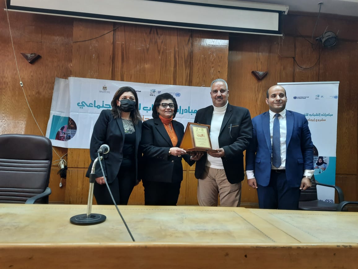 اقيمت اليوم حفل ختام مشروع المبادرات الشبابية للتغيير الاجتماعي الذي تنظمه مؤسسة ال قرة للتنمية المستدامة والذي اقيم بمكتبة مصر العامة ببنها . اقيم الحفل بحضور الدكتور يوسف الورداني مساعد وزير الشباب والرياضة والدكتور محمود الصبروط وكيل وزارة الشباب والرياضة بالقليوبية ومنال الجميل مدير عام مؤسسة ال قرة للتنمية المستدامة. واوضحت منال الجميل في كلمتها عن اهمية الدور المجتمعي الذي تلعبه المؤسسات الأهلية لتأهيل الشباب لسوق العمل وتغيير ثقافات وموروثات لدى الشباب لتحقيق أهداف التنمية المستدامة ورؤية مصر 2030 . واكد الصبروط في كلمته على الدور الكبير الذي تلعبه مديرية الشباب والرياضة بالقليوبية برعاية وتوجيهات الدكتور أشرف صبحي وزير الشباب والرياضة، بهدف تأهيل الشباب لسوق العمل وثقل مهاراتهم من خلال العديد من للمشروعات التي تنظمها الوزارة والتي من بينها نادي البحث عن وظيفة ، مشروعي ، طور وغير وغيرها من المشروعات التي تساهم في رفع وعي الشباب بالمهارات الني تؤهلم لسوق العمل سواء في المجال التكنولوجي او المهارات الحياتية او تمويل المشروعات الصغيرة ومتناهية الصغر وريادة الاعمال . وقامت منال الجميل بتقديم درع تكريم للصبروط نظرا لتعاونه الجاد والنستمر في خدمة الشباب بالمحافظة واستجاب الصبروط ايضا لتساؤلات الشباب في العديد من المجالات والخدمات التي تقدمها الشباب والرياضة لابناء المحافظة .