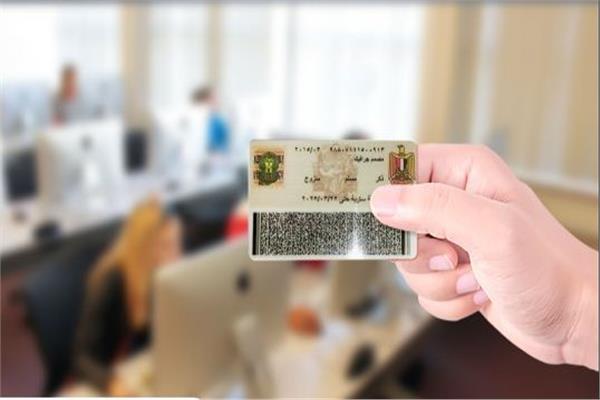 قام قطاع الأحوال المدنية بإيفاد قوافل مُجهزة فنياً ولوجستياً لتقديم كافة الخدمات التي يقدمها القطاع للمواطنين من بطاقات الرقم القومي – المُصدرات المُميكنة بنطاق محافظات القاهرة – الجيزة – الإسكندرية – البحيرة – المنوفية – الغربية – الشرقية – القليوبية – قنا – كفر الشيخ – بنى سويف – الأقصر – المنيا - أسوان.. حيث أسفرت تلك القوافل عن استخراج عدد 12627 بطاقة رقم قومي وعدد 18210 مصدراً مميكناً . وفي ضوء الإقبال المتزايد من قِبل المواطنين بتلك المحافظات، فقد تقرر استمرار القوافل بها، بالإضافة إلى استحداث قوافل جديدة بمحافظة البحيرة - دمياط لاستخراج الأوراق الثبوتية وبطاقات الرقم القومي لقاطني المناطق ذات الكثافة السكانية والأولى بالرعاية. كما تم إيفاد مأمورية لعدد 4 حالات إنسانية بالمستشفيات ومحل إقامتهم لتجديد بطاقة الرقم القومي لهما، وتم اتخاذ الإجراءات اللازمة لاستخراجها وتسليمها لهم. كما تم إيفاد مأموريات فنية – قانونية لاستخراج وتجديد بطاقات الرقم القومي للعاملين بالمؤسسات الحكومية، والمترددين على بعض النوادي الرياضية، وتم اتخاذ الإجراءات اللازمة لاستخراجها وتسليمها لهم. وقد لاقت تلك القوافل قبول واستحسان المواطنين لما لها من مردود إيجابي من خلال التيسير عليهم في تلقيهم للخدمات بصورة مميزة وتوفيراً للوقت والجهد. كما يتم تفعيل منافذ قطاع الأحوال المدنية النموذجية المخصصة لـــكبار السن – ذوى الهمم – الحالات المرضية بمراكز التسوق الكبرى جنينة مول مدينة نصر – سيتي ستارز – مول مصر الجديدة – مكسيم مول التجمع الخامس – إيير مول مطار القاهرة الدولي – سيتى سنتر كارفور المعادي – سيتي سنتر ألماظة طريق "القاهرة / السويس" – تاون سنتر السلام – مول طريق "القاهرة / الإسماعيلية" – أفينيو مول الرحاب – مول العرب الشيخ زايد – مول مصر 6 أكتوبر – داندي مول طريق "القاهرة / الإسكندرية" – سيتي سنتر كارفور الإسكندرية – مول طنطا والعروبة مول مدينة طنطا – جولف سيتي مول العبور – سيتي سنتر مول مدينة الغردقة بما يلبى كافة احتاجتهم من وثائق الأحوال المدنية الثبوتية بمختلف فئاتها أثناء تسوقهم مراعاةً للقيم الإنسانية التي ترتكز عليها المنظومة المعاصرة. يأتي ذلك في إطار حرص وزارة الداخلية على إعلاء قيم حقوق الإنسان والتيسير على المواطنين في تقديم الخدمات الجماهيرية. كما يأتي ذلك في إطار سياسة وزارة الداخلية الهادفة في أحد محاورها إلى تفعيل الدور المجتمعي لكافة القطاعات الأمنية واعتماد الإجراءات التي من شأنها حصول المواطنين على الخدمات الشرطية في سهولة ويسر.