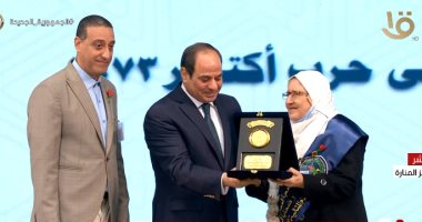 Photo of السيسي يكرم أسر الشهداء ضمن فعاليات الندوة التثقيفية للقوات المسلحة
