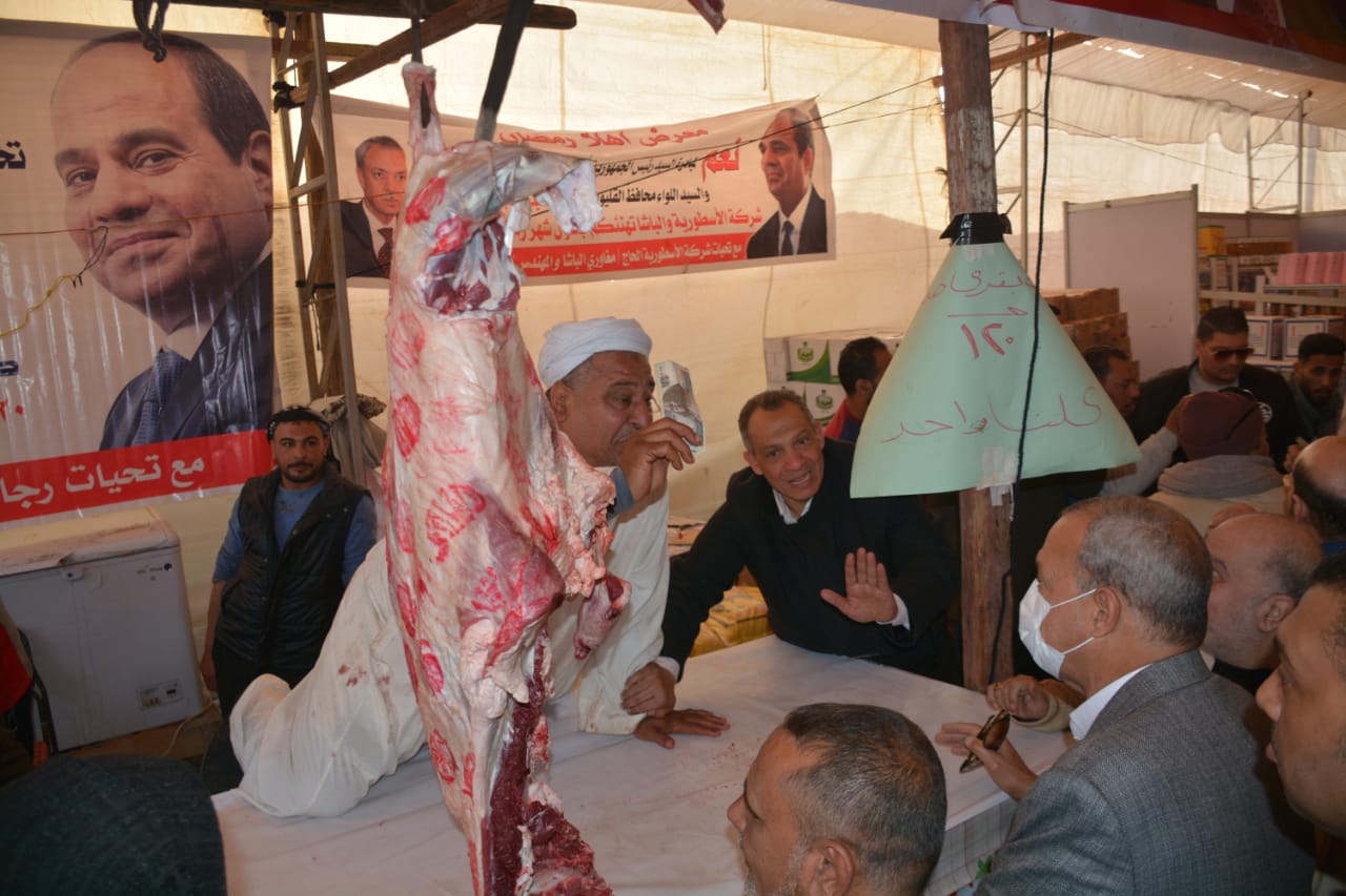 محافظ القليوبية: إطلاق ٩ منافذ متحركة بالسلع الغذائية من إنتاج وزارة الزراعة بأسعار مخفضة لمواطني القليوبية ************** شهد عبد الحميد الهجان/ محافظ القليوبية من أمام ديوان عام محافظة القليوبية بمدينة بنها إطلاق قافلة من المنافذ المتنقلة تابعة لوزارة الزراعة واستصلاح الأراضي محملة بالسلع الغذائية والخضر والفاكهة واللحوم والدواجن وبيض المائدة من إنتاج مزارع وزارة الزراعة، بأسعار مخفضة في إطار مبادرة فخامة الرئيس عبدالفتاح السيسي لخفض الأسعار وضبط الأسواق . وأكد المحافظ بأنه تم التنسيق مع السيد الأستاذ /السيد القصير وزير الزراعة واستصلاح الأراضي لإرسال عدد 9 سيارات سيتم توزيعها على قرى مدينة بنها، ويأتي هذا في إطار دور وزارة الزراعة للمساهمة في خفض الأسعار للحد من جشع بعض التجار، وذلك تنفيذا لتوجيهات فخامة الرئيس عبدالفتاح السيسي، بتوفير السلع والمنتجات الغذائية المختلفة للمواطنين بأسعار مخفضة. وفي هذا الإطار يتقدم المحافظ بالشكر والتقدير إلى السيد الأستاذ /وزير الزراعة واستصلاح الأراضي على الجهد المبذول من أجل العمل على خفض الأسعار وتوفير سلع ومنتجات غذائية بأسعار مخفضة وذلك مع قرب حلول شهر رمضان الكريم .