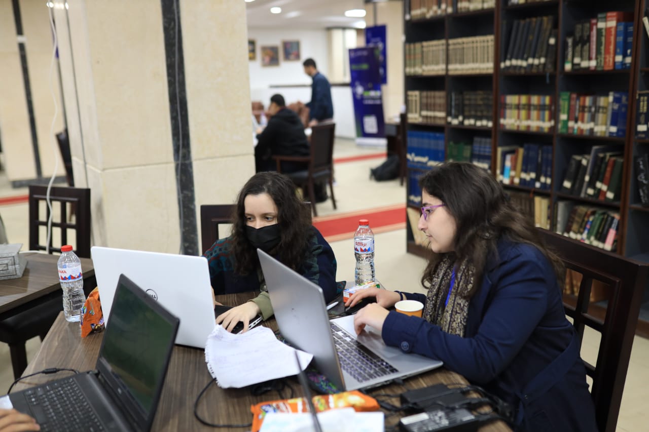 تواصلت فعاليات هاكاثون المدن الذكية، الذي تنظمه جامعة بنها، لليوم الثانى على التوالى بمشاركة 40 فريقاً طلابياً، يمثلون 25 جامعة حكومية وخاصة وأهلية. وتستمر الفعاليات حتى غدا السبت 26 مارس الجاري، برعاية الدكتور خالد عبد الغفار، وزير التعليم العالي والبحث العلمي، والدكتور جمال سوسه رئيس جامعة بنها ، وبالتعاون مع شركة أمازون ويب سيرفيسز. ويتنافس الطلاب فيما بينهم في العمل على تنفيذ الأفكار والحلول البرامجية المبتكرة، في مجالات ومسارات التنافس المحددة، ضمن فعاليات الهاكاثون، وهي المباني الذكية، والمرافق الذكية، والحدائق الذكية، والنقل والمرور الذكي، والمستشفيات الذكية، والتدوير الذكي، والمراقبة الذكية، والطاقة الذكية، والإدارة الذكية، والمدارس والجامعات الذكية. وتحصل الفرق الفائزة في مسابقة الهاكاثون على جوائز مالية بإجمالي 100 ألف جنيه مصري، مقدمة من جامعة بنها بالإضافة إلى جوائز قيمة مقدمة من شركة أمازون ويب سيرفيسز، كما سيحظى الفائزون بفرصة كبيرة لتسويق ابتكاراتهم للجامعات الأهلية المصرية الجديدة.