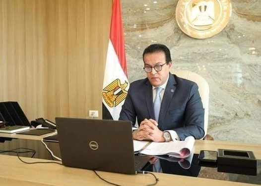 تلقى خالد عبدالغفار وزير التعليم العالي والبحث العلمي, تقريرا مقدما من السيد عطا رئيس قطاع التعليم, حول جهود لجنة الضبطية القضائية بالوزارة في مoداهمة الكيانات الوهمية التي تقوم بمزاولة العملية التعليمية دون ترخيص,حيث تقرر غلق منشأة بمحافظة قنا تقدم خدمات تعليمية دون ترخيص . وأفاد التقرير بمداهمة اللجنة للمنشأة المسماة "أكاديمية طيبة" والكائن مقرها في (شارع الميناء النهري امتداد مبنى المحافظة - محافظة قنا), وتدعي قبول الطلاب الحاصلين على الثانوية العامة أو الأزهرية أو الدبلومات الفنية بأنواعها بمجموع 50%, دون التقيد بسنة التخرج في التخصصات (المساحة والخرائط تكنولوجيا البترول والتعدين الحاسبات ونظم المعلومات إدارة الأعمال والمحاسبة السياحة والفندقه الحاسب الآلي وتكنولوجيا المعلومات), وتزعم منح شهادات معتمدة, وذلك بدون الحصول على التراخيص اللازمة من وزارة التعليم العالي والبحث العلمي والجهات المختصة . وأصدر وزير التعليم العالي قرارا بغلق المنشأه الوهمية, كما قام بمخاطبة محافظ قنا; لاتخاذ الإجراءات القانونية اللازمة في هذا الشأن. وأشاد عبدالغفار بجهود لجنة الضبطية القضائية في التصدي لهذه الكيانات, موجها بتكثيف جهودها خلال الفترة المقبلة لمداهمة أي كيانات وهمية أو مقرات تمارس أنشطة تعليمية دون الحصول على ترخيص, حفاظا على مصالح الطلاب وأولياء الأمور وضمانkا لعدم التلاعب بهم. وقال الدكتور عادل عبدالغفار المستشار الإعلامي والمتحدث الرسمي للوزارة, إن لجان الضبطية القضائية بالوزارة سوف تكثف من ملاحقتها للكيانات الوهمية بكافة محافظات الجمهورية التي تدعي كذبا, منح درجات أكاديمية, دون الحصول على التراخيص اللازمة لمزاولة أنشطة تعليمية. وأكد المتحدث الرسمي أنه بالتنسيق بين وزارتي التعليم العالي والعدل تم زيادة عدد أعضاء لجان الضبطية القضائية بوزارة التعليم العالي, للتمكن من تفعيل ملاحقتها للكيانات الوهمية بكافة أنحاء الجمهورية, مشيرا إلى صدور قرار بتشكيل لجنة متخصصة لرصد الأنشطة التسويقية للكيانات الوهمية على مواقع التواصل الاجتماعي المختلفة, وترفع هذه اللجنة تقاريرها الدورية بشكل أسبوعي لوزير التعليم العالي , لاتخاذ ما يلزم من جانب لجان الضبطية القضائية. وأضاف المتحدث الرسمي, أنه تم إعداد قائمة بالمؤسسات التعليمية المعتمدة من وزارة التعليم العالي للمرحلة الجامعية الأولى (البكالوريوس ` الليسانس), كما تم نشرها على موقع وزارة التعليم العالي, وصفحات التواصل الاجتماعي الرسمية للوزارة, والموقع الإلكتروني للمجلس الأعلى للجامعات, وذلك للاطلاع عليها من جانب الطلاب وأولياء الأمور, حتى لا يقعوا فريسة للكيانات الوهمية